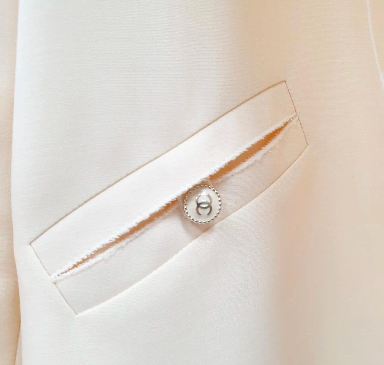 Chanel 07P ECRU RAW TRIM CC LOGO BUTTON JACKET BLAZER Sz.42 in vendita 2