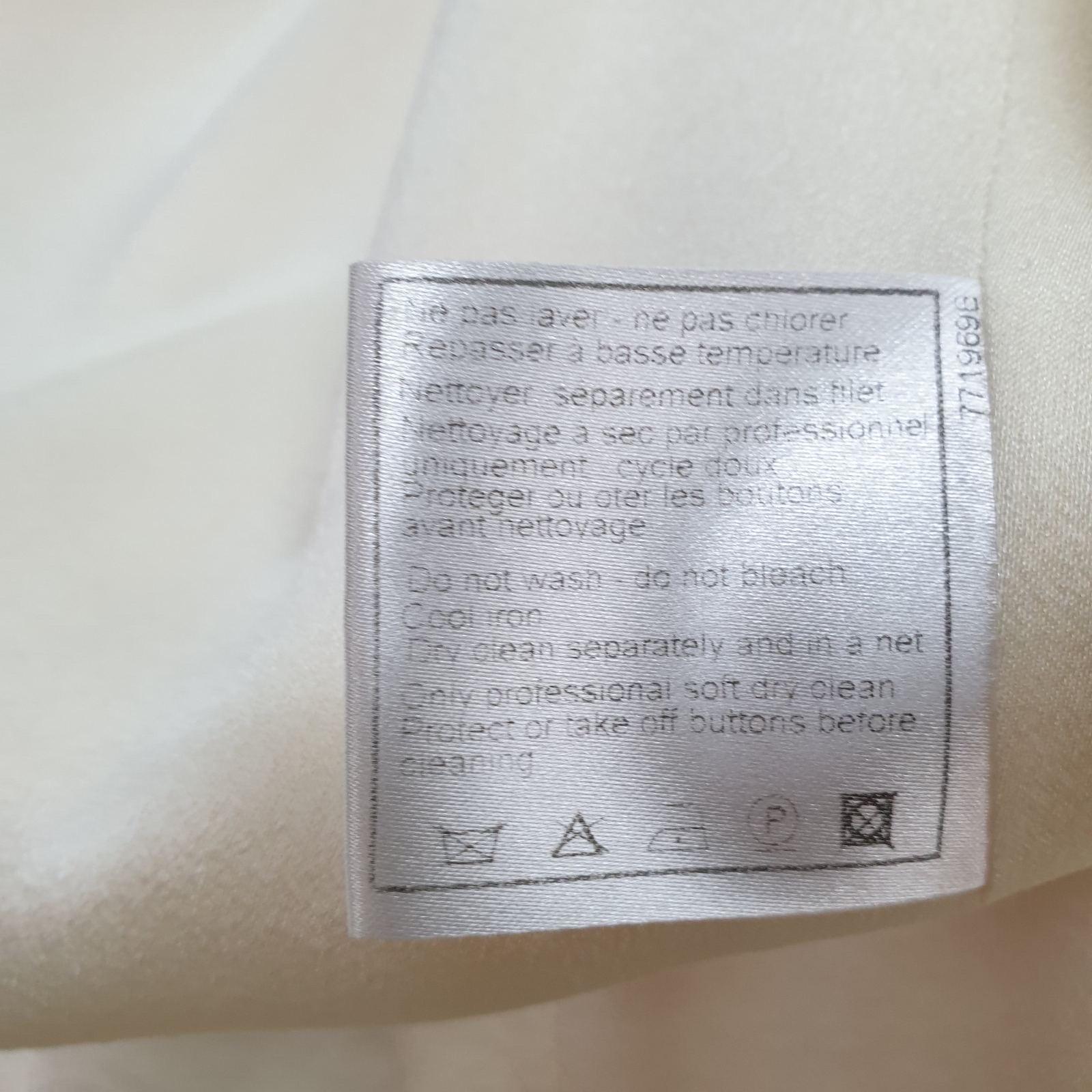 Chanel 07P ECRU RAW TRIM CC LOGO BUTTON JACKET BLAZER Sz.42 in vendita 5