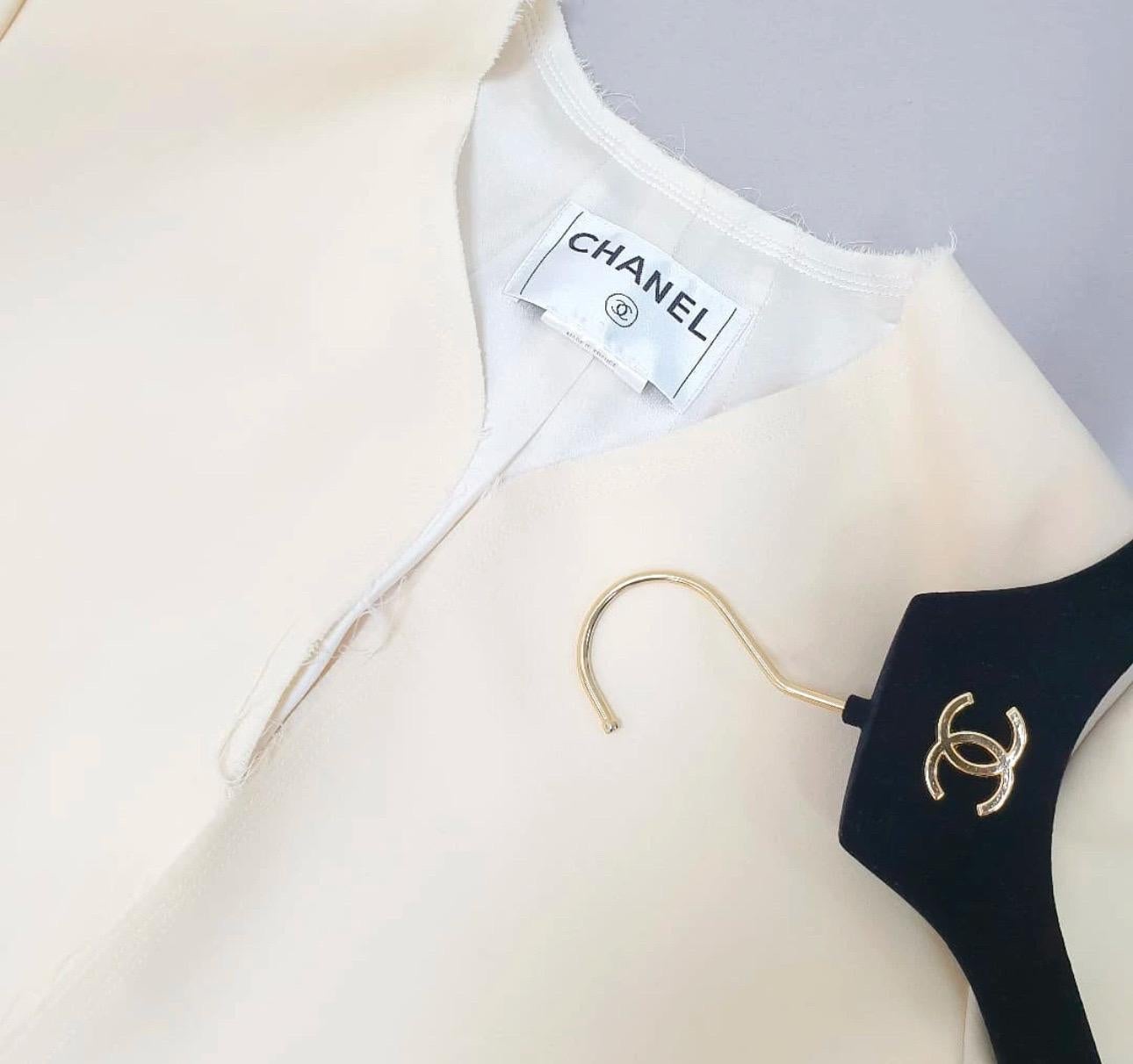 Chanel 07P ECRU RAW TRIM CC LOGO BUTTON JACKET BLAZER Sz.42 in vendita 6