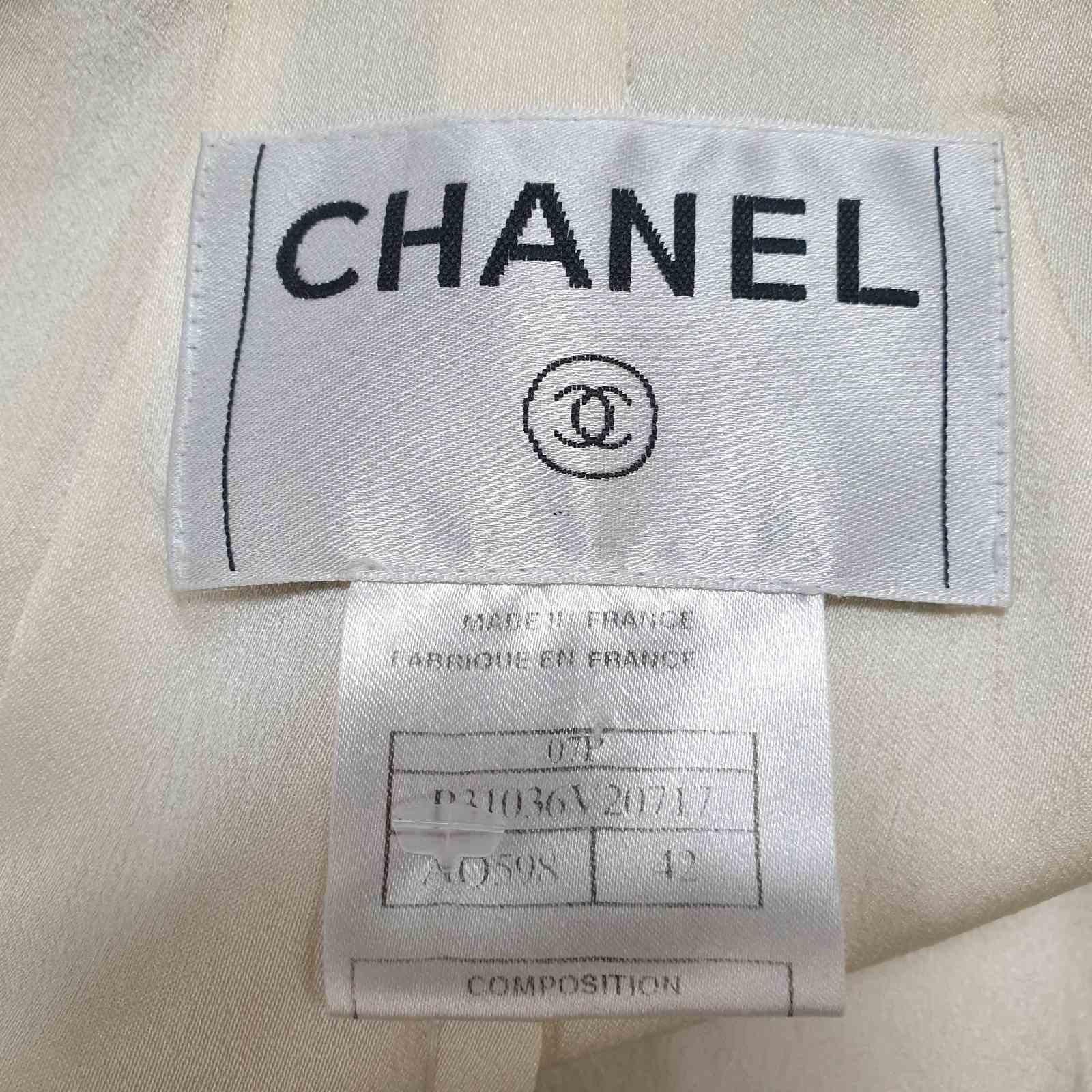 Chanel 07P ECRU RAW TRIM CC LOGO BUTTON JACKET BLAZER Sz.42 in vendita 7