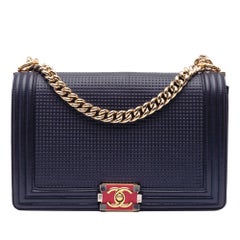 Chanel Navy Medium Lammfell geprägter Würfel Junge Klappe