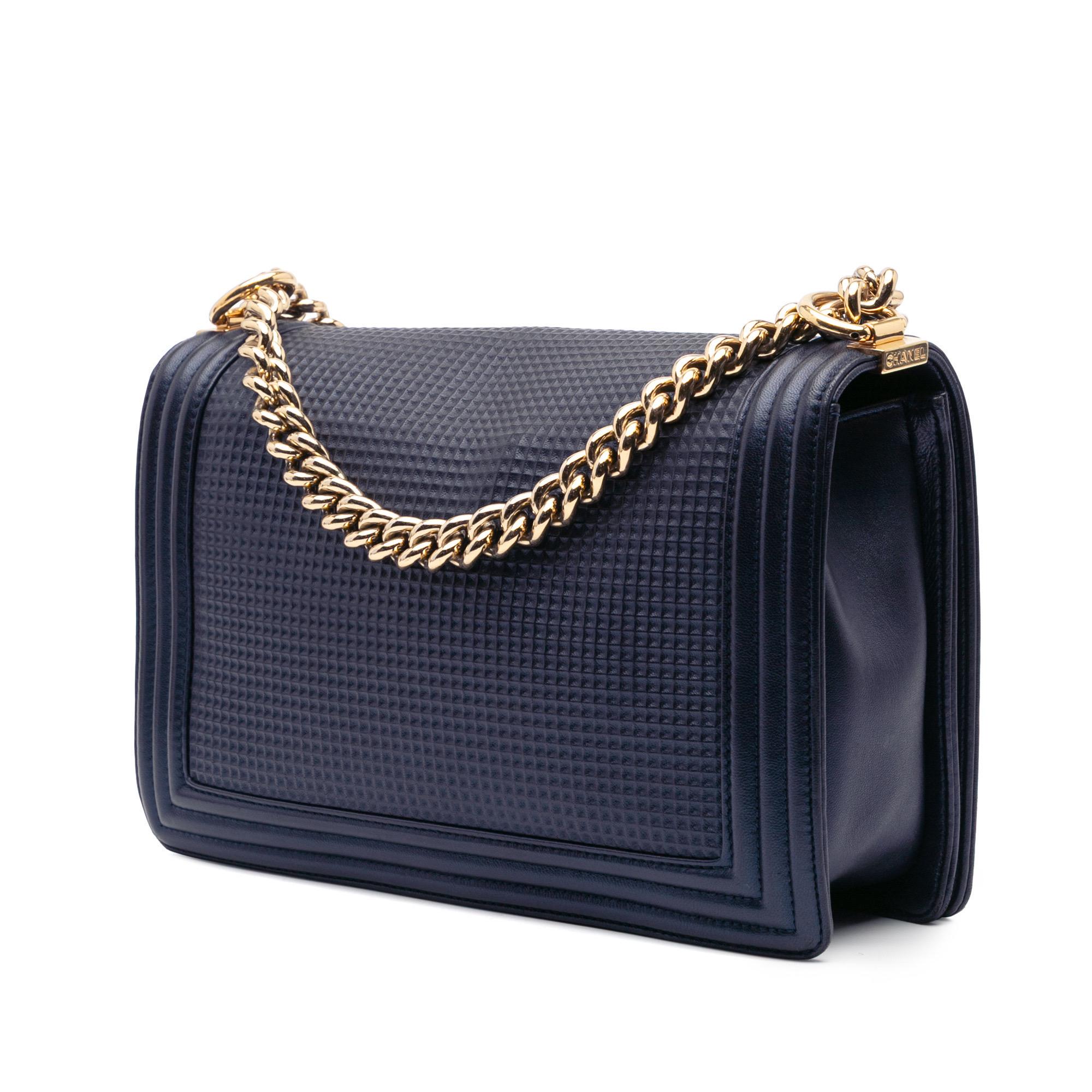 Chanel Navy Medium Lammfell geprägter Würfel Junge Klappe (Schwarz) im Angebot