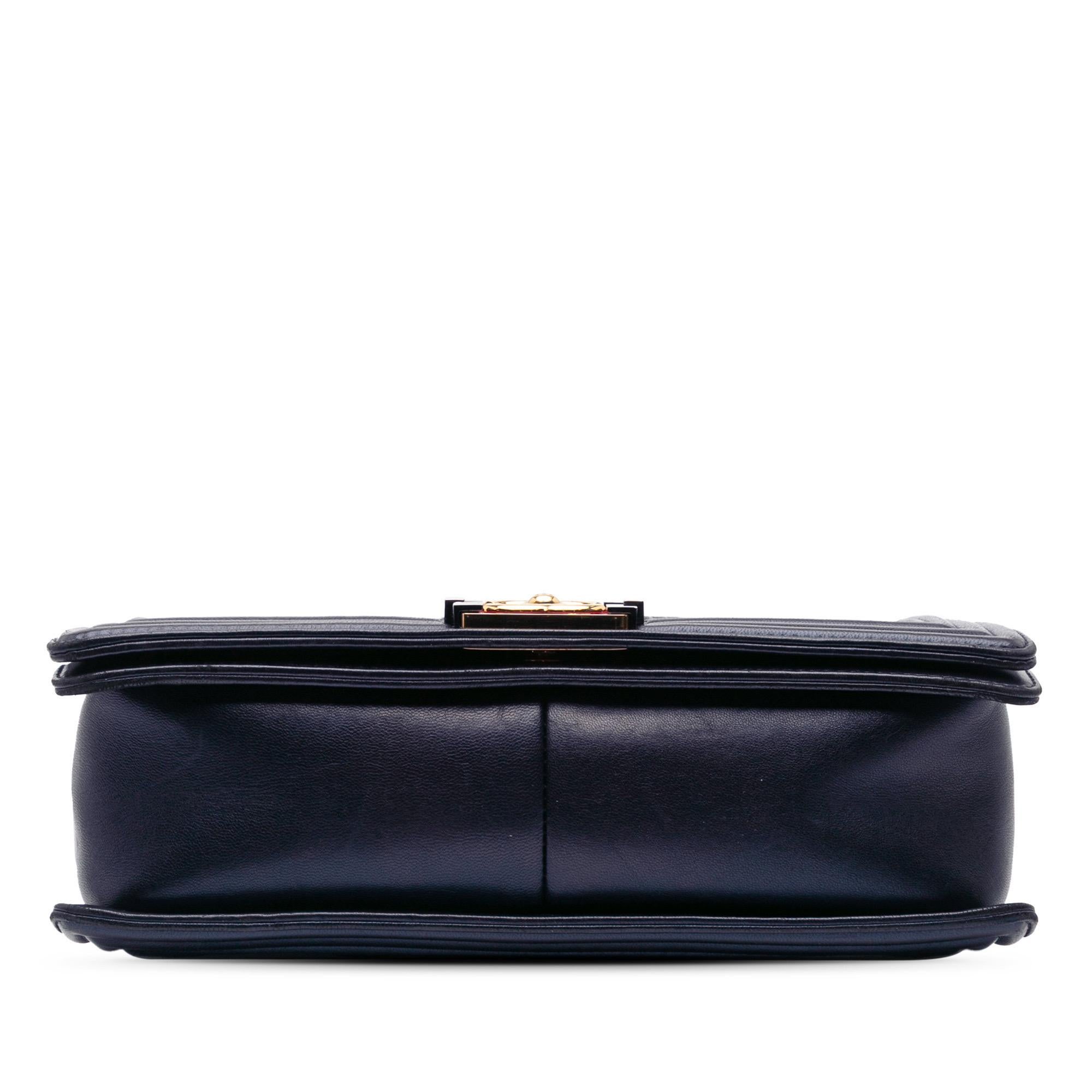 Chanel Navy Medium Lammfell geprägter Würfel Junge Klappe im Zustand „Gut“ im Angebot in Krakow, PL