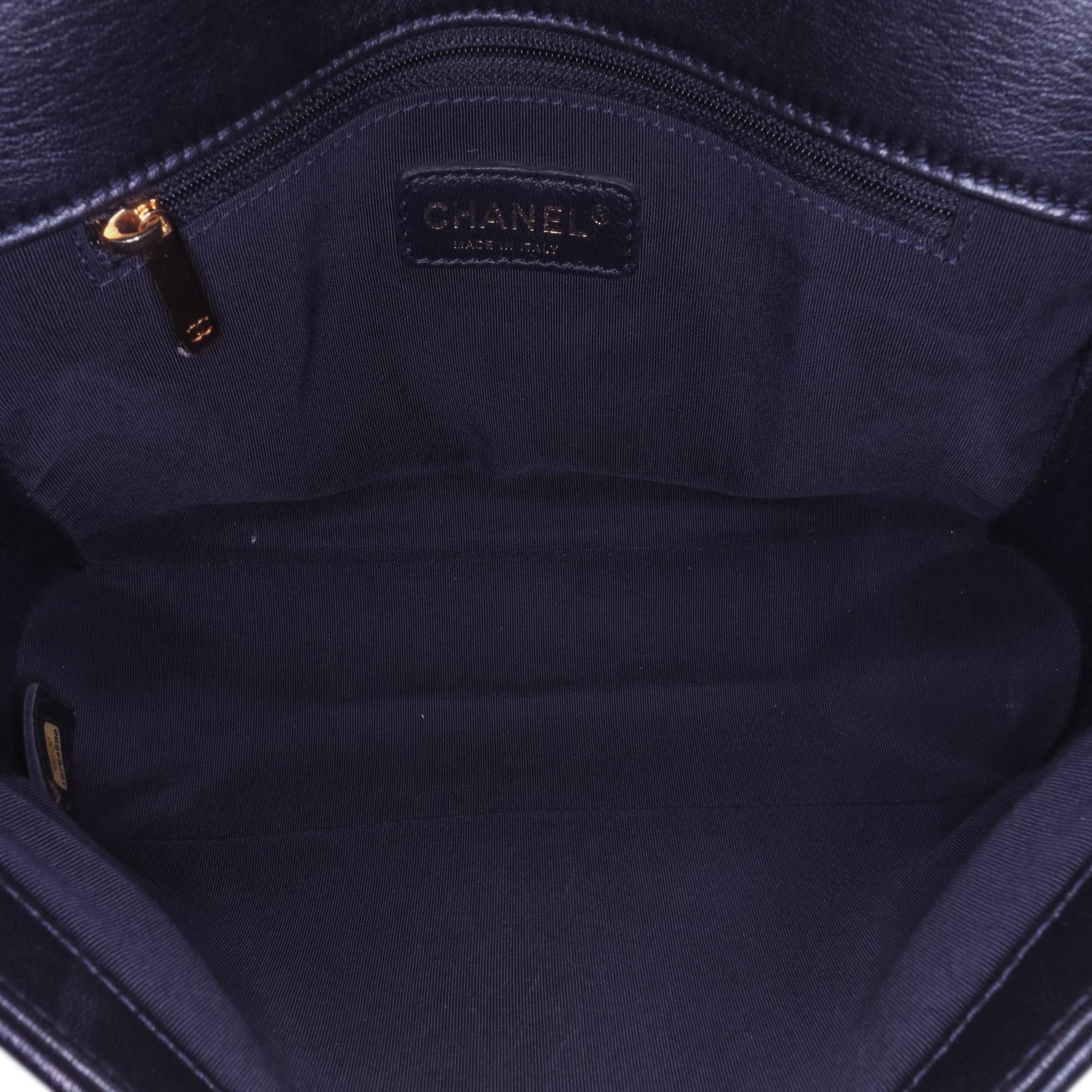 Chanel Navy Medium Lammfell geprägter Würfel Junge Klappe für Damen oder Herren im Angebot