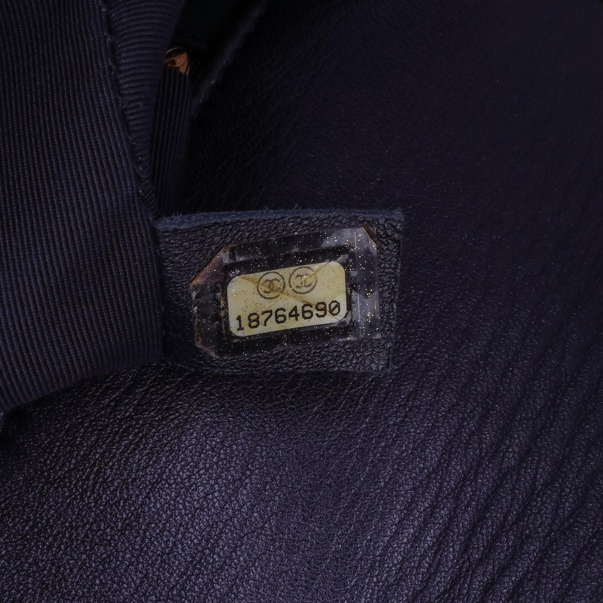 Chanel Navy Medium Lammfell geprägter Würfel Junge Klappe im Angebot 1