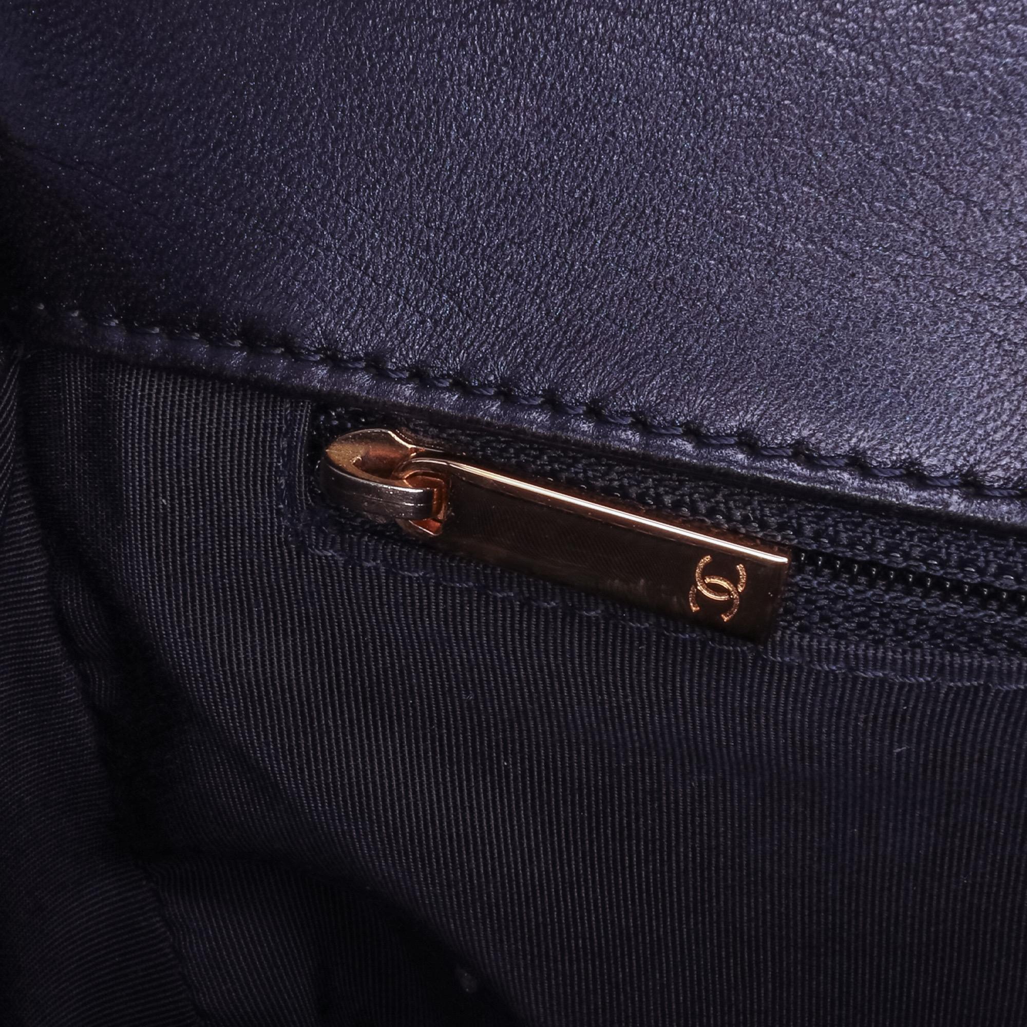 Chanel Navy Medium Lammfell geprägter Würfel Junge Klappe im Angebot 2