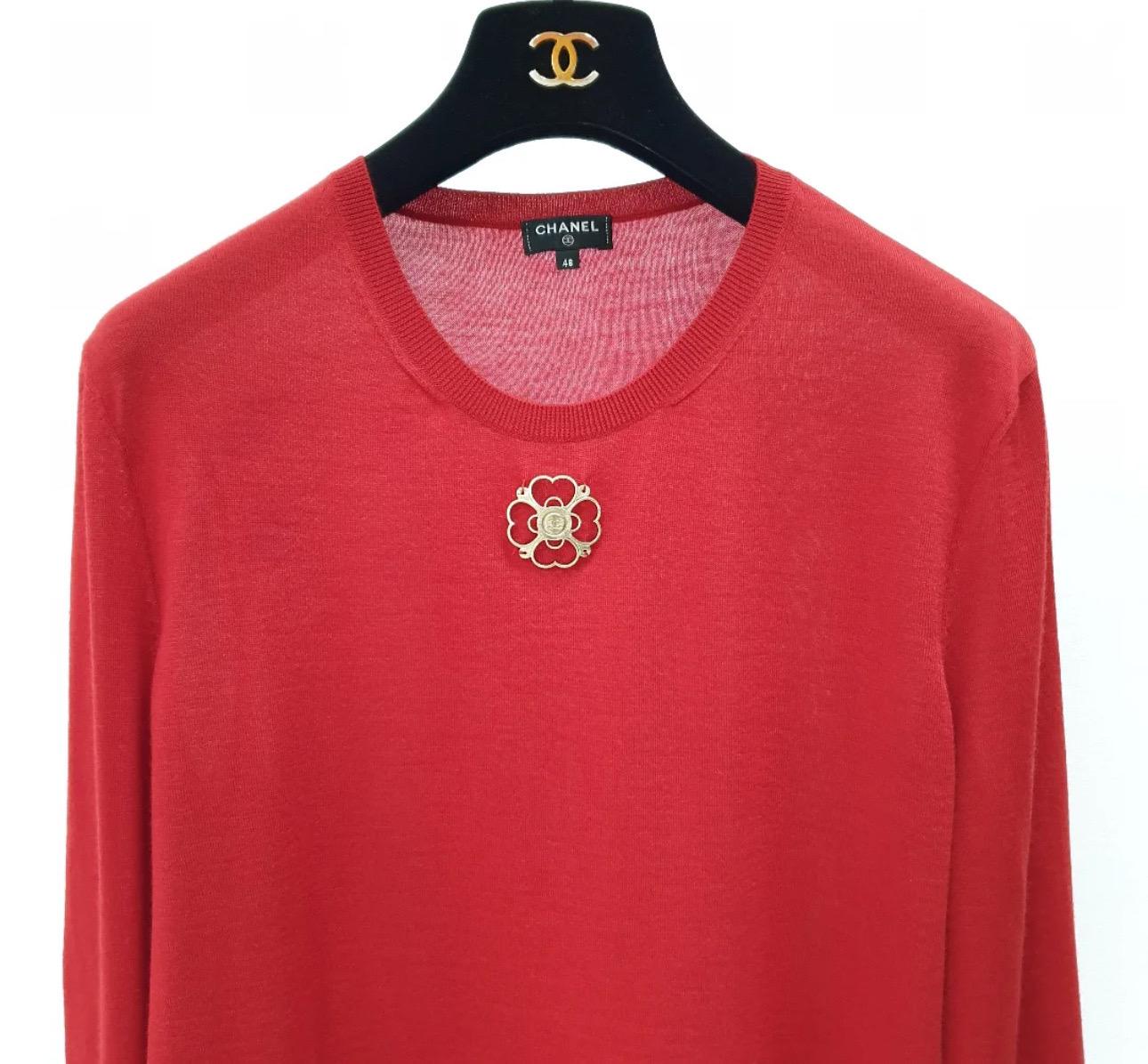Elegant pull en cachemire rouge de Chanel, taille 48. 
Ce pull d'occasion est en très bon état et prêt à rehausser votre garde-robe. 

Remarque : le cintre n'est pas inclus.