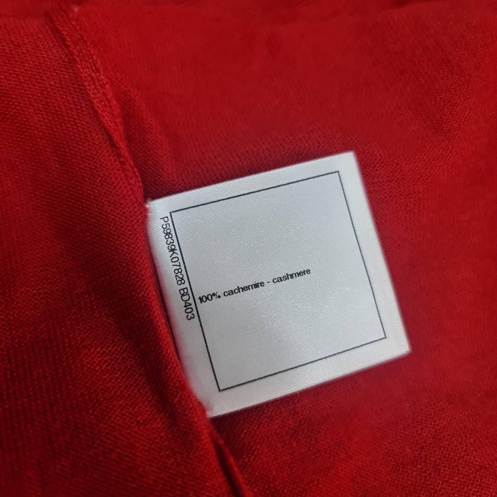 Pull en cachemire rouge de Chanel Sz.48 Pour hommes en vente