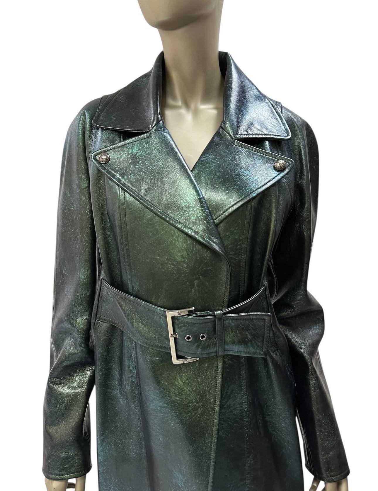 Chanel Manteau en cuir irisé vert foncé. 
Taille 48.
Très bon état.
De la Collection Sal de Chanel. 
Une pièce magnifique et unique à ajouter à votre garde-robe !