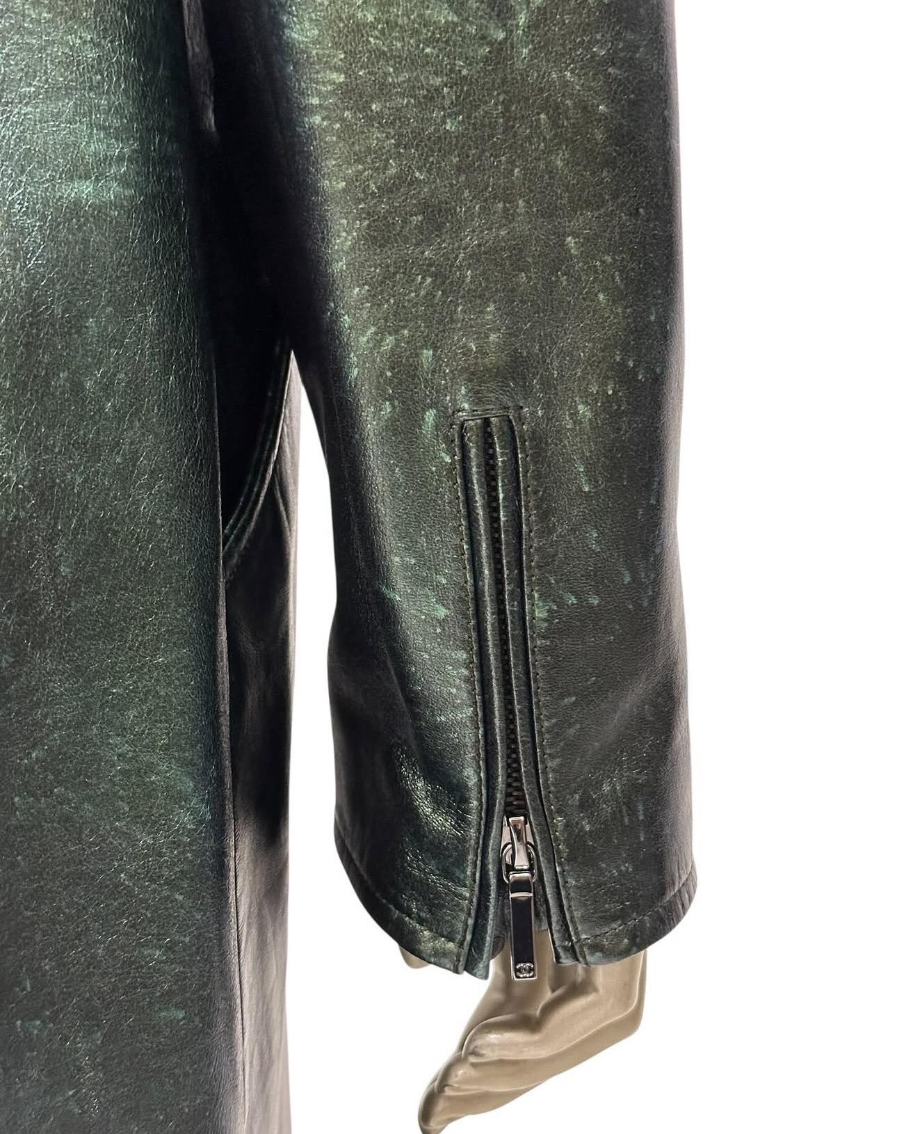 Noir Chanel Manteau en cuir irisé vert foncé Sz.48 en vente