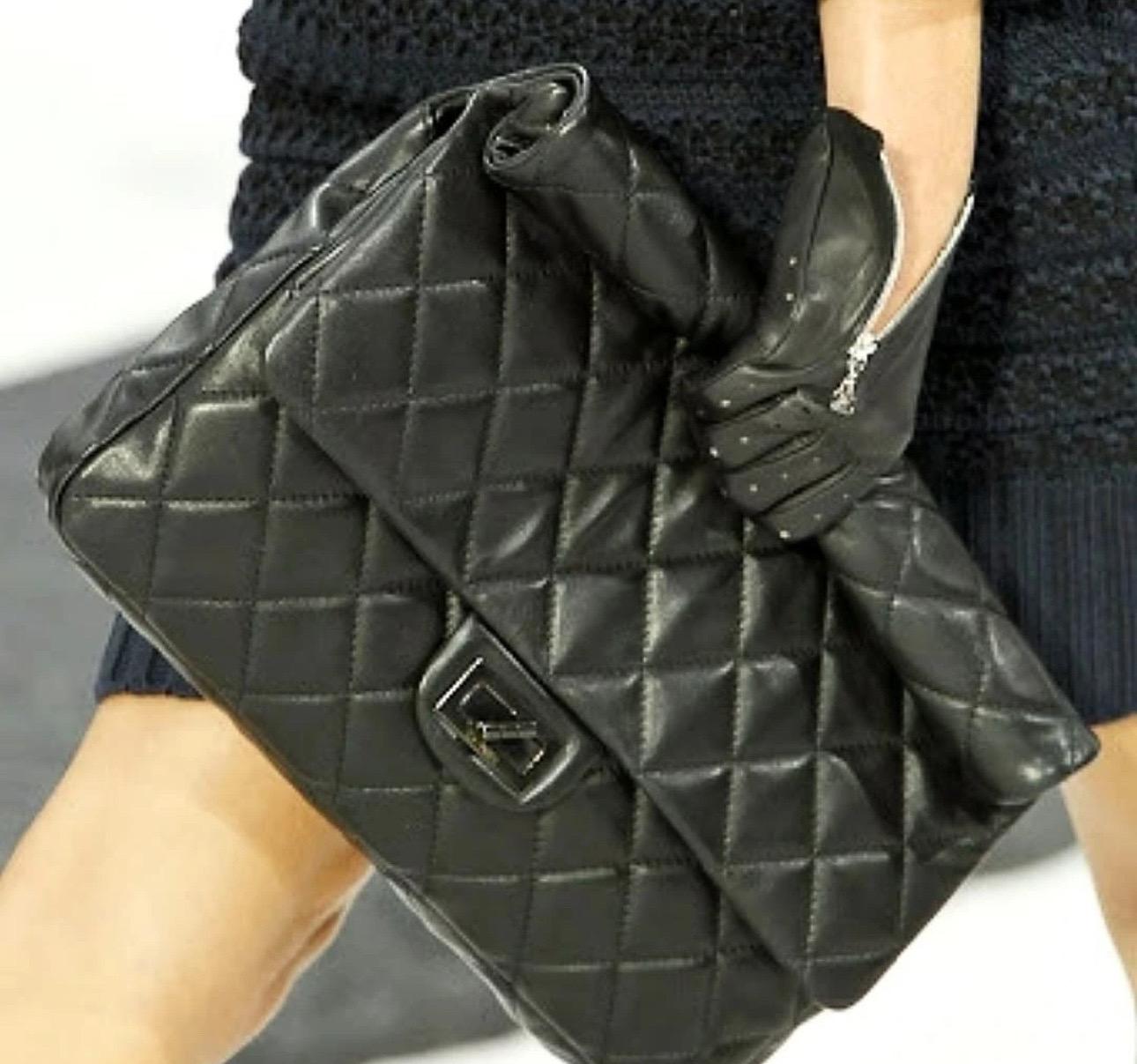 Nero Chanel 2.55 Jumbo Roll Reissue Clutch in vendita
