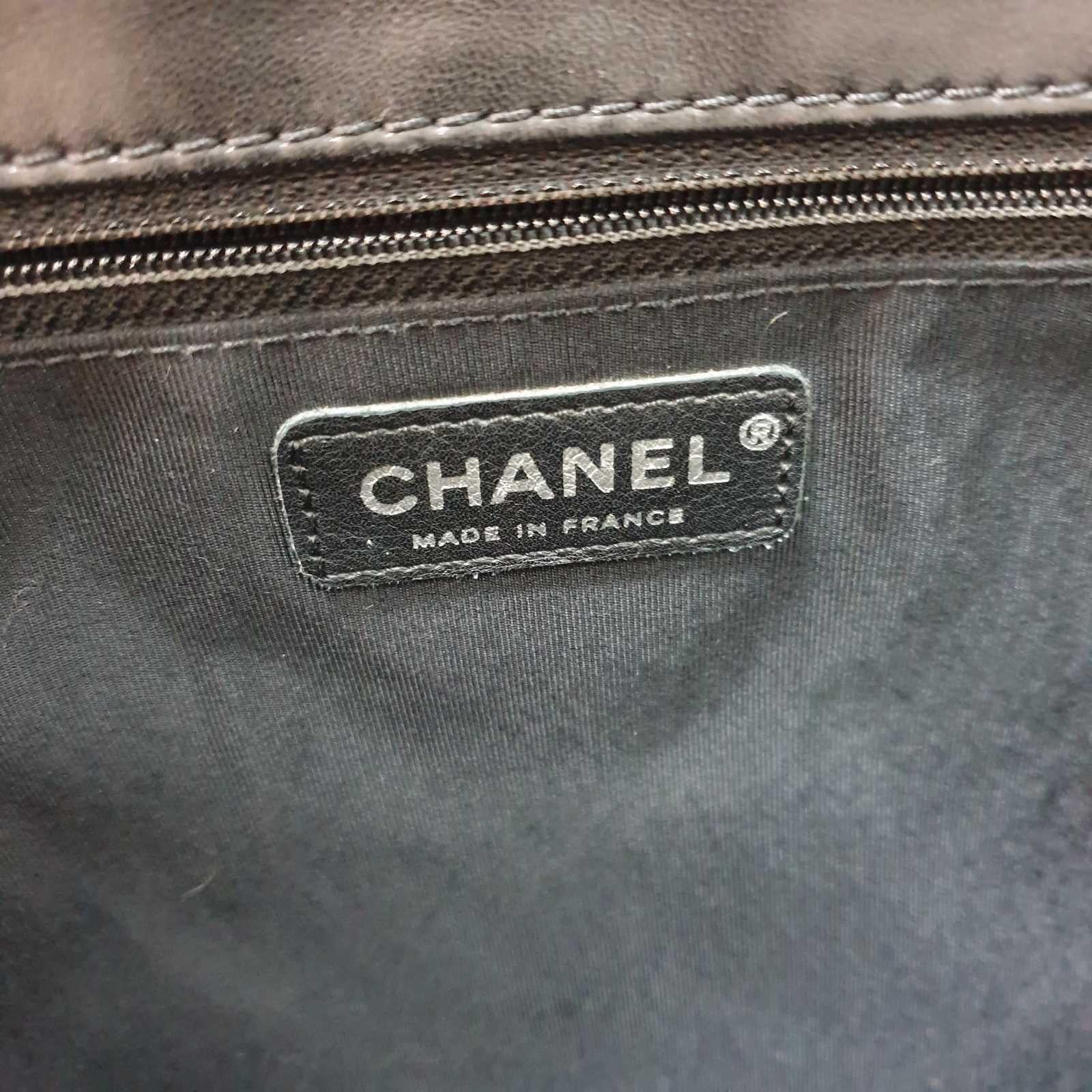 Aggiungi un tocco di eleganza senza tempo alla tua collezione con questa Chanel Jumbo Collection Reissue Clutch! Questa pochette, appartenente all'ambita Collezione Primavera 2011, emana raffinatezza e stile. 

Le caratteristiche includono:
-