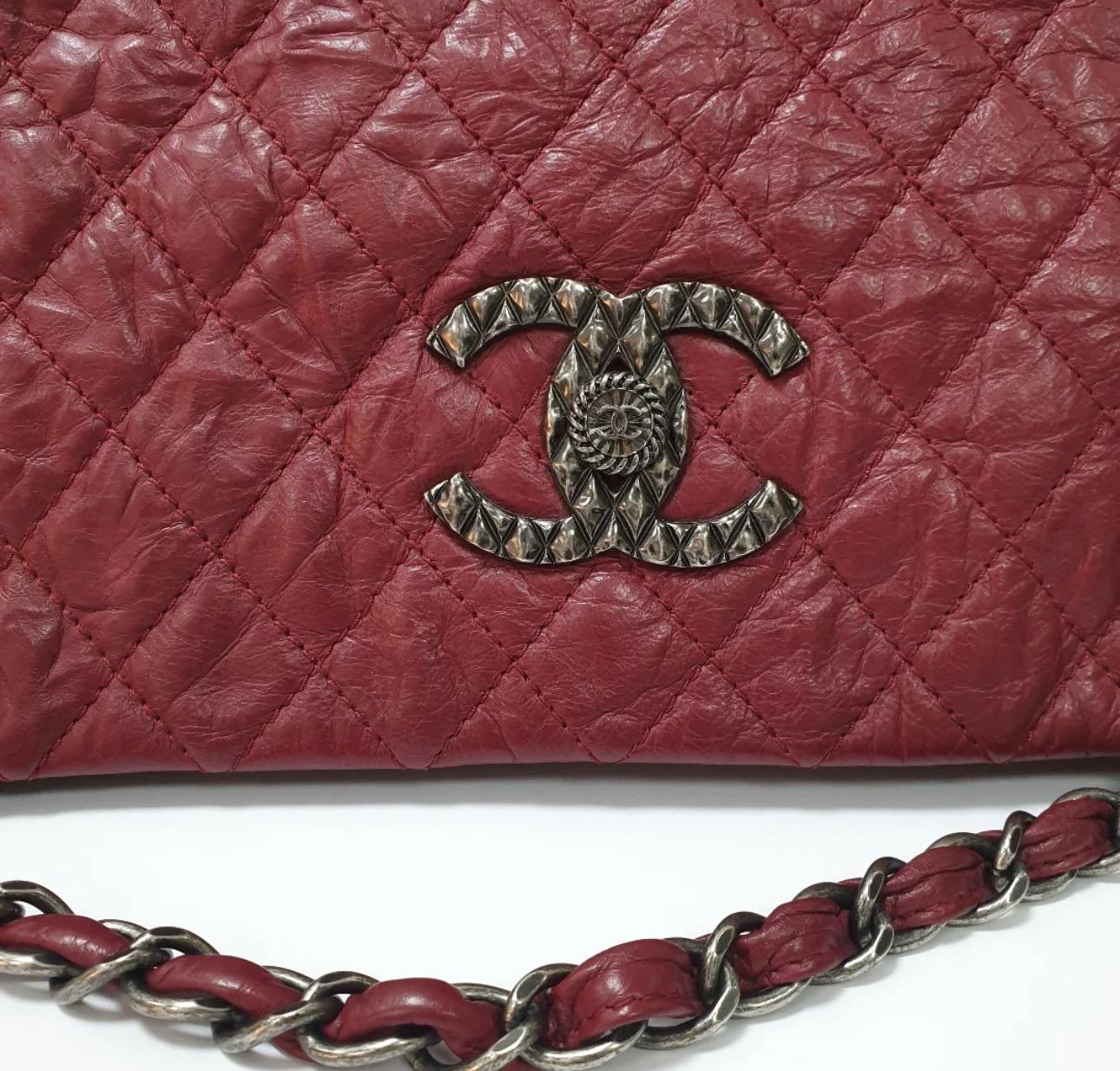 Diese atemberaubende Chanel Red CC Coco Rider Flap Bag ist in sehr gutem Zustand und bereit, Ihren Stil zu erhöhen! Perfekt für jede Jahreszeit - Herbst, Frühling, Sommer oder Winter.  

Artikelgröße: 34x15x9cm

Keine Box und kein Staubbeutel