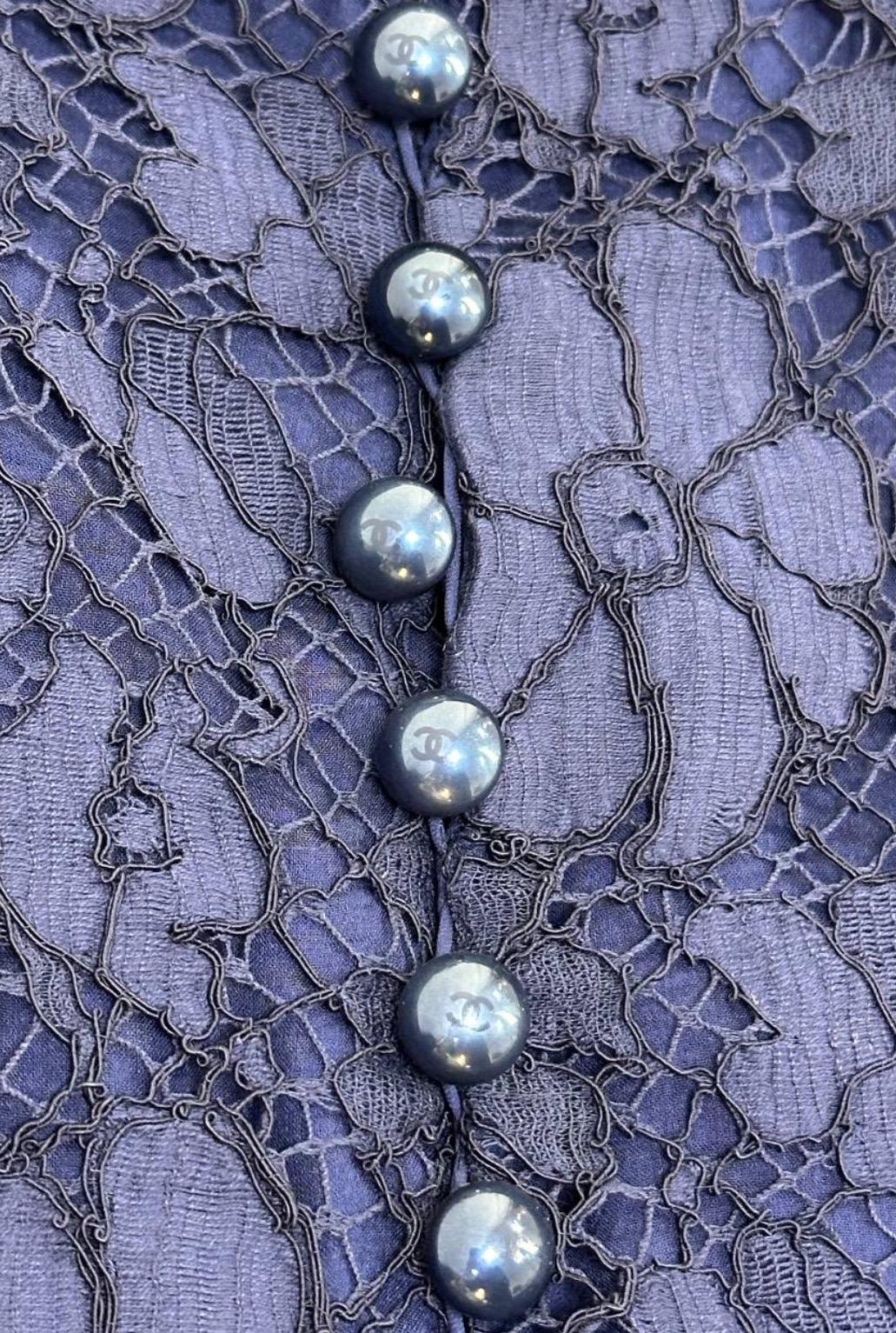 Blu Canotta Chanel blu in pizzo floreale con bottoni logo CC Sz.38 in vendita