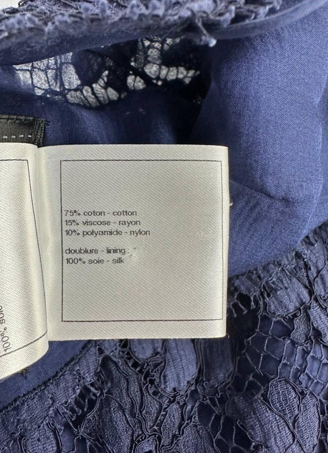 Canotta Chanel blu in pizzo floreale con bottoni logo CC Sz.38 In condizioni ottime in vendita a Krakow, PL