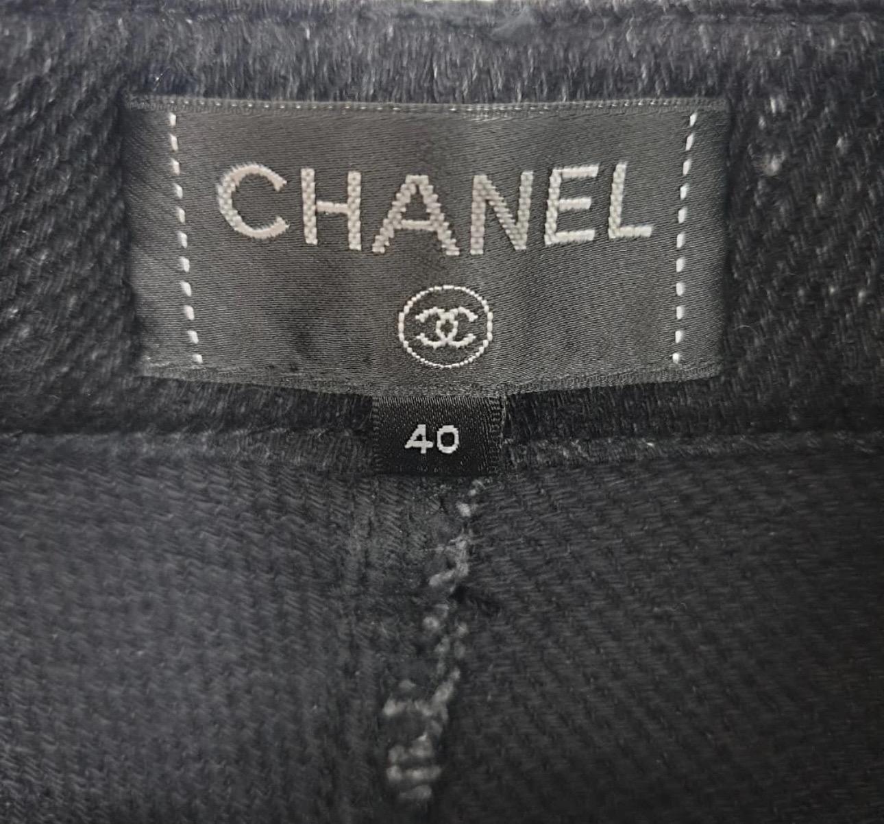 Rehaussez votre collection de jeans avec ce jean en coton à ceinture CC de Chanel. Fabriqué en coton de qualité supérieure, ce jean est à la fois confortable et sophistiqué. La ceinture CC emblématique ajoute une touche de luxe, ce qui en fait une