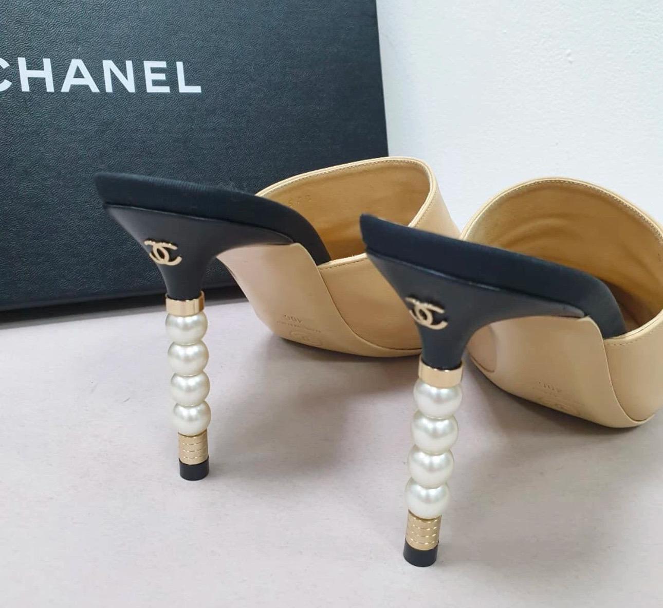 * Chanel Lammfell-Pantoletten
 * Aus der Collection'S 2020 von Virginie Viard
 * Neutrale Farben
 * Ineinandergreifendes CC-Logo und Kunstperlen-Akzente
 * Halbgespitzte Zehen

Sz.40

sehr guter Zustand. Gebrauchsspuren wie auf dem Bild

Keine Box.