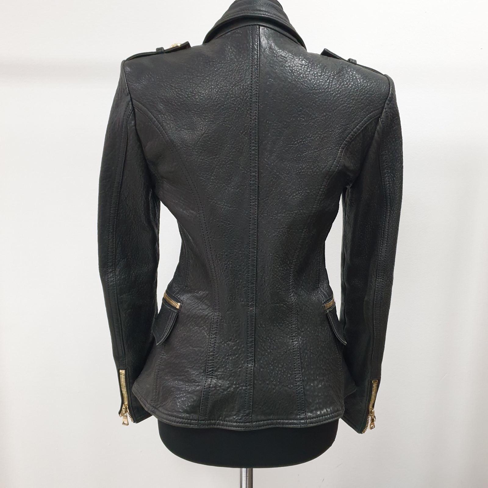 Veste croisée en cuir grainé noir à boutons dorés pour femme BALMAIN

Sz.38

Très bon état.

Le cintre n'est pas inclus