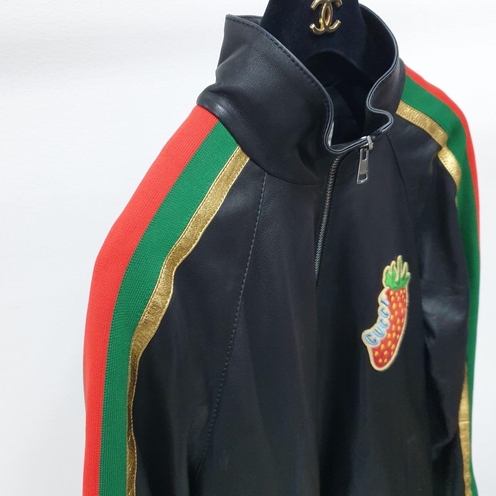 Gucci Veste de survêtement en cuir noir à patchs de fraises Sz.40 en vente 1
