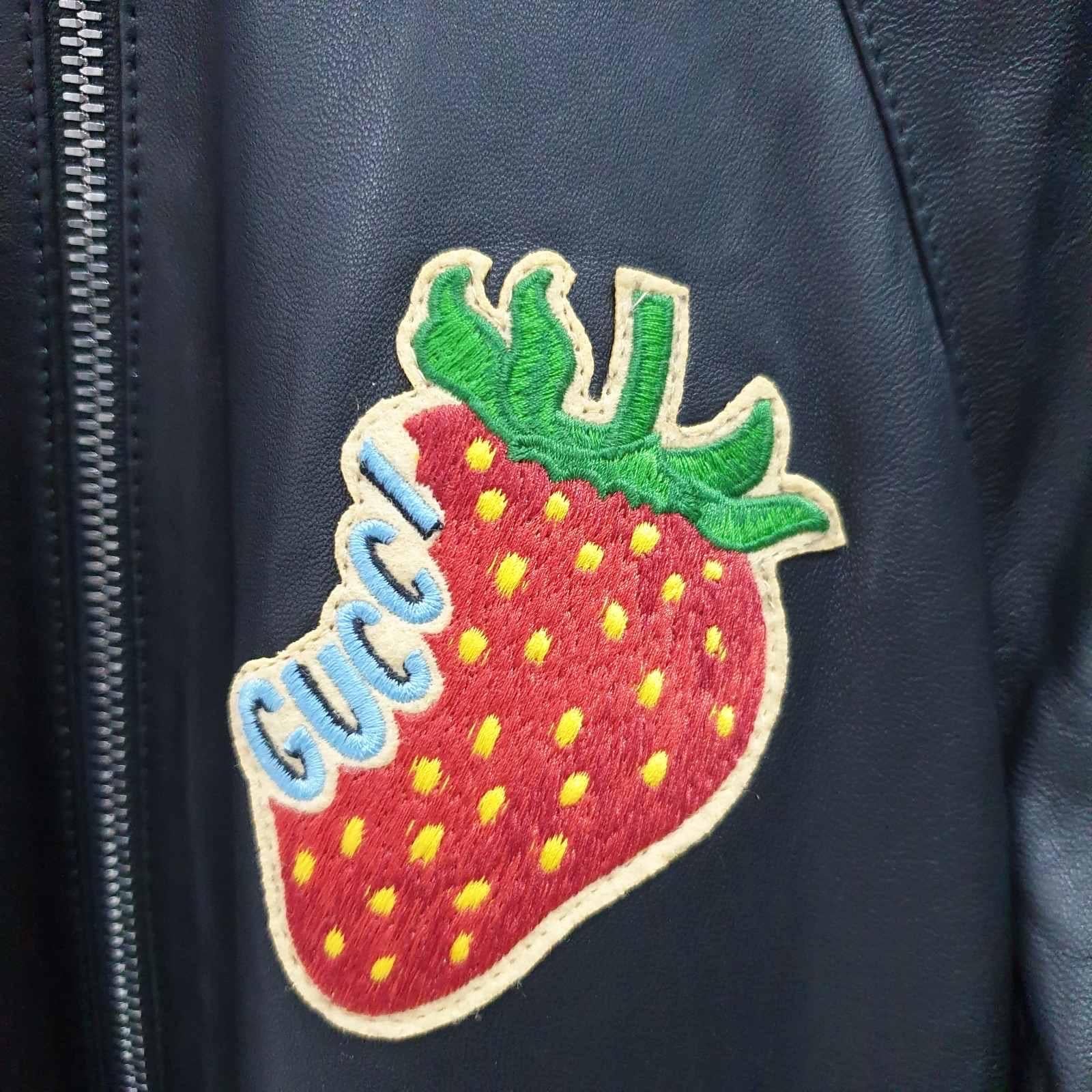 Gucci Veste de survêtement en cuir noir à patchs de fraises Sz.40 Pour femmes en vente