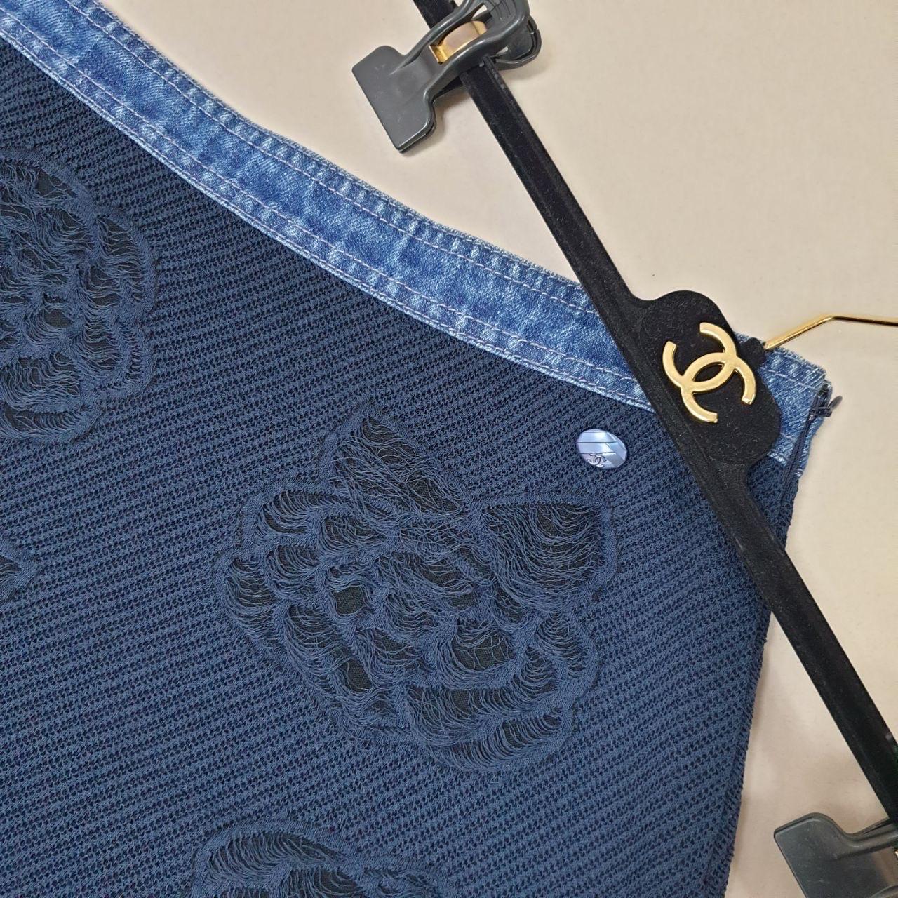 Collectional printemps 2018.
Minijupe bleu et marine avec

Détail de déchiquetage sur le motif de la fleur de camélia

Taille 38 -

Prix de détail1800 euros

Très bon état.