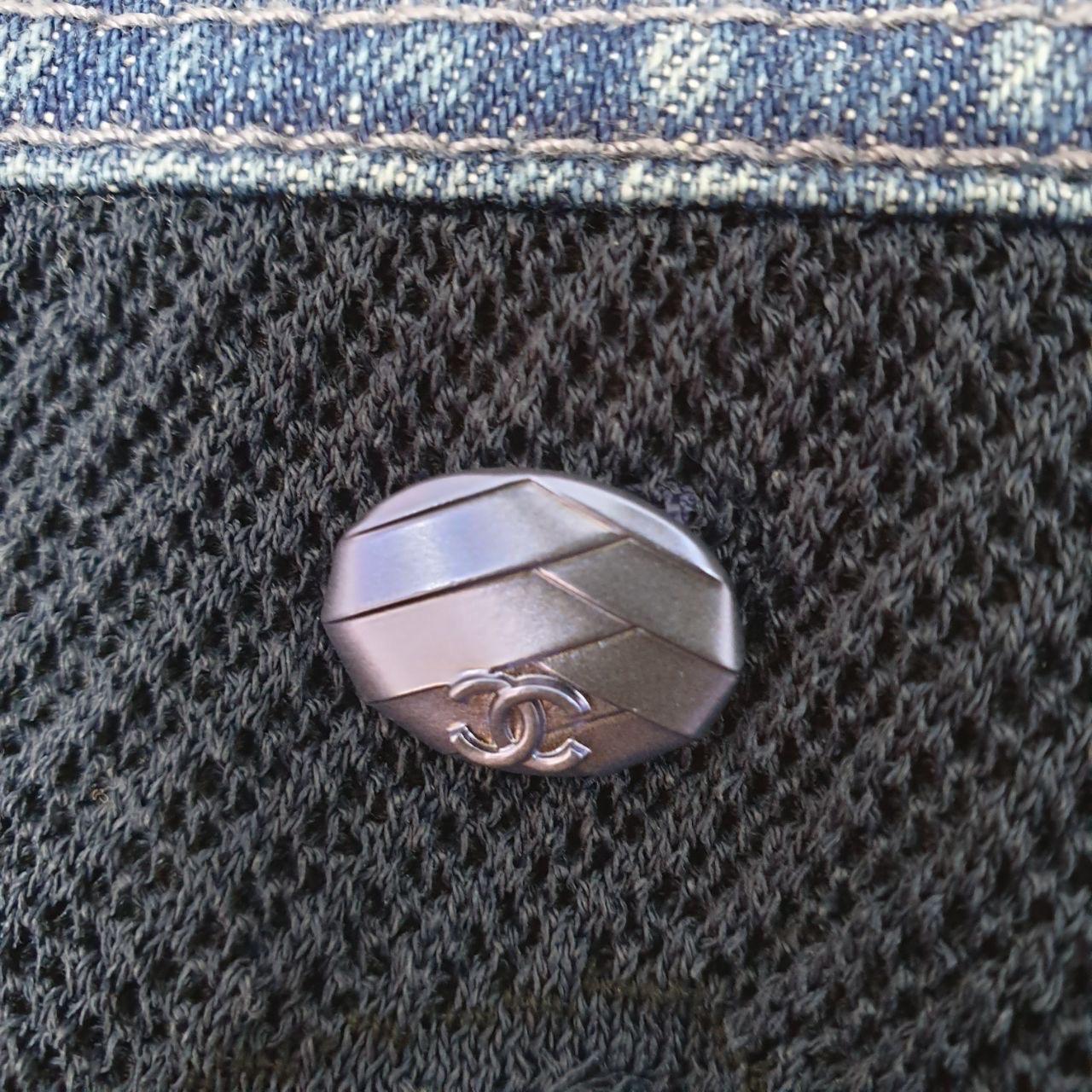 Chanel Mini jupe en denim Camellia Sz.38 Excellent état - En vente à Krakow, PL