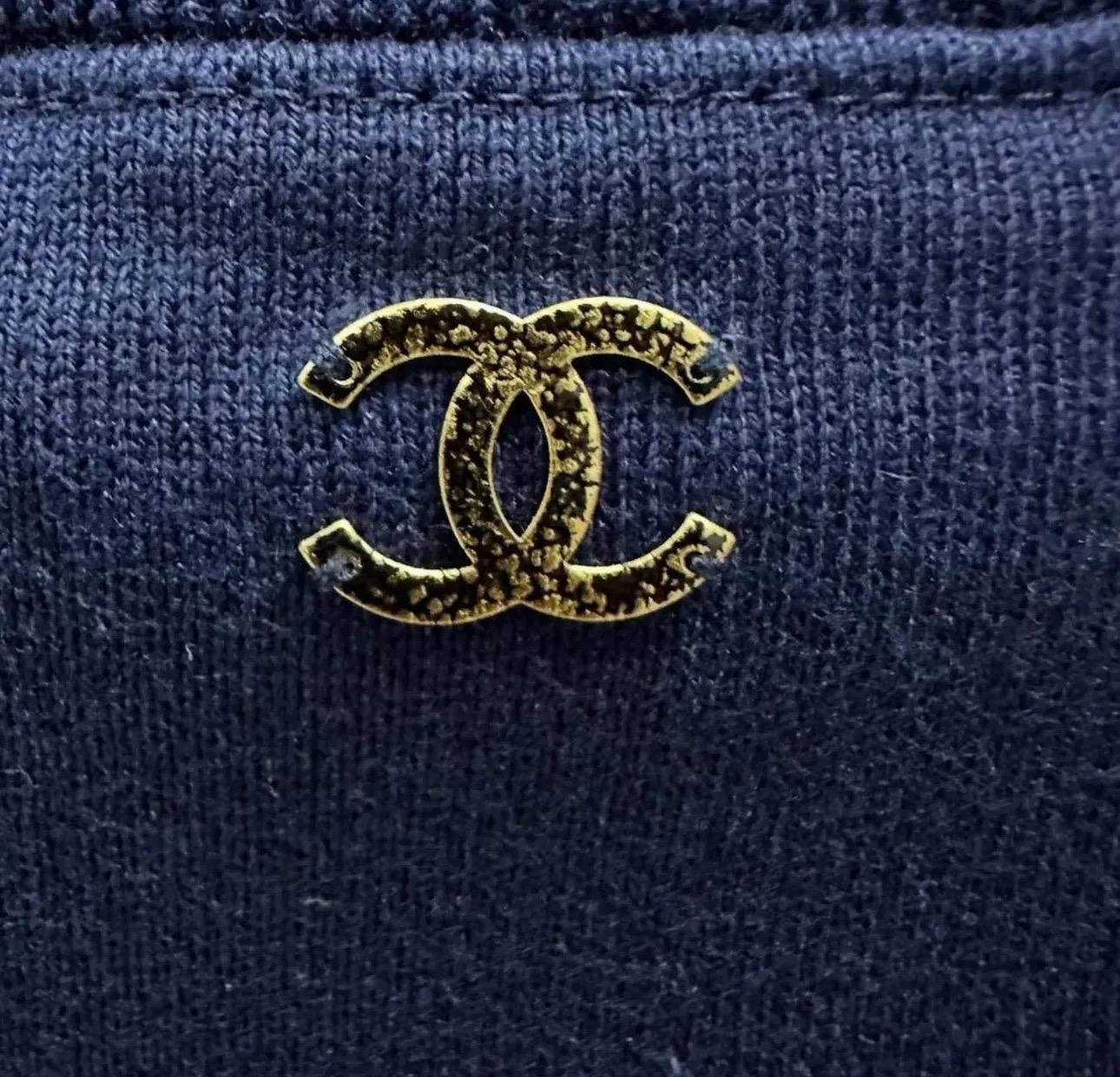 Bellissima maglietta Chanel della collezione 2019
Sz.S
Ottime condizioni
L'appendino non è incluso