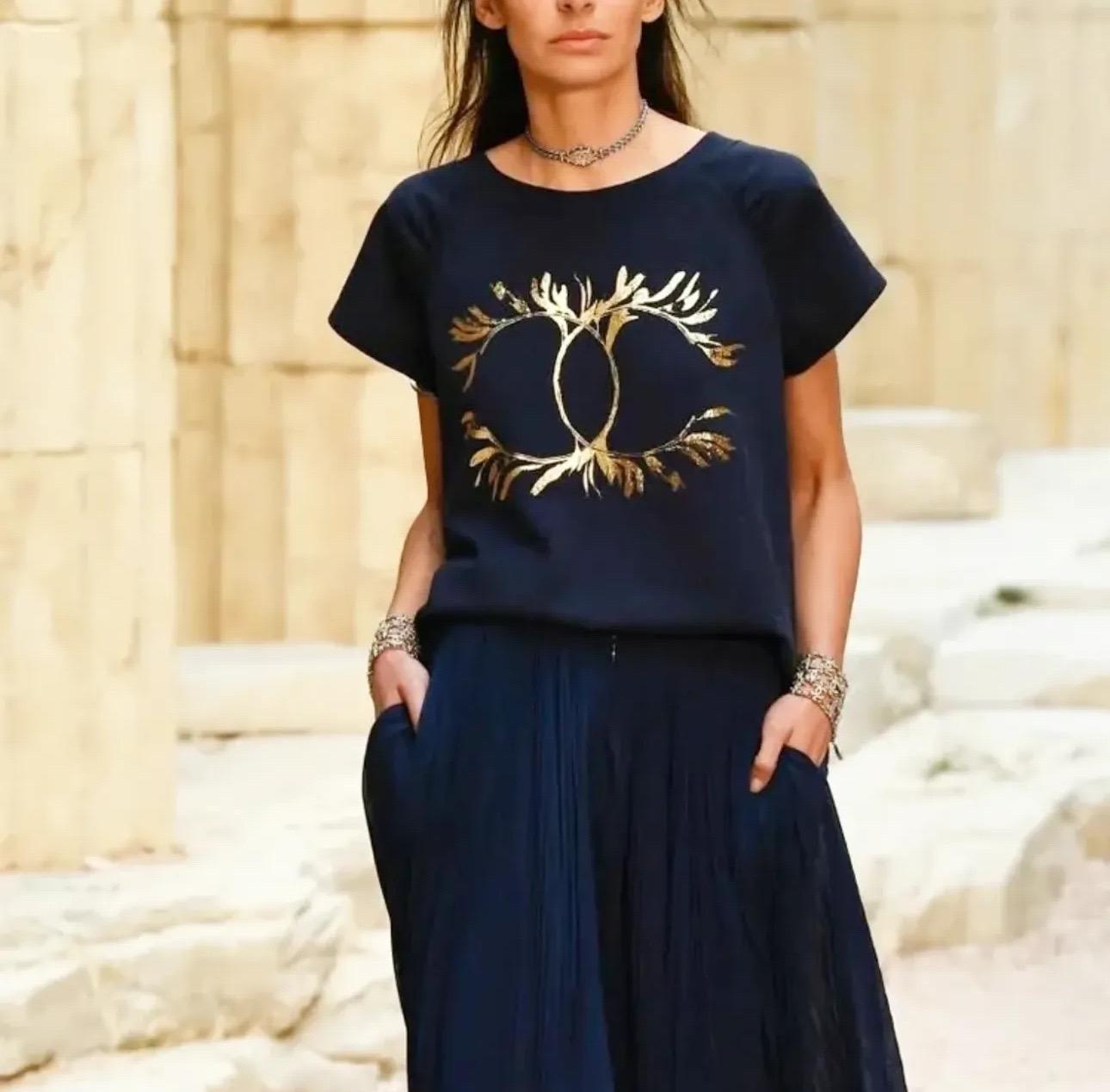 Donna Chanel - Maglietta in cotone con stampa dea greca blu navy - T S in vendita