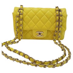 Chanel Mini sac à rabat rectangulaire en agneau jaune Timeless