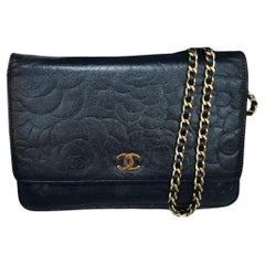Chanel WOC Brieftasche mit Kamelie an Kette aus schwarzem Lammfell 