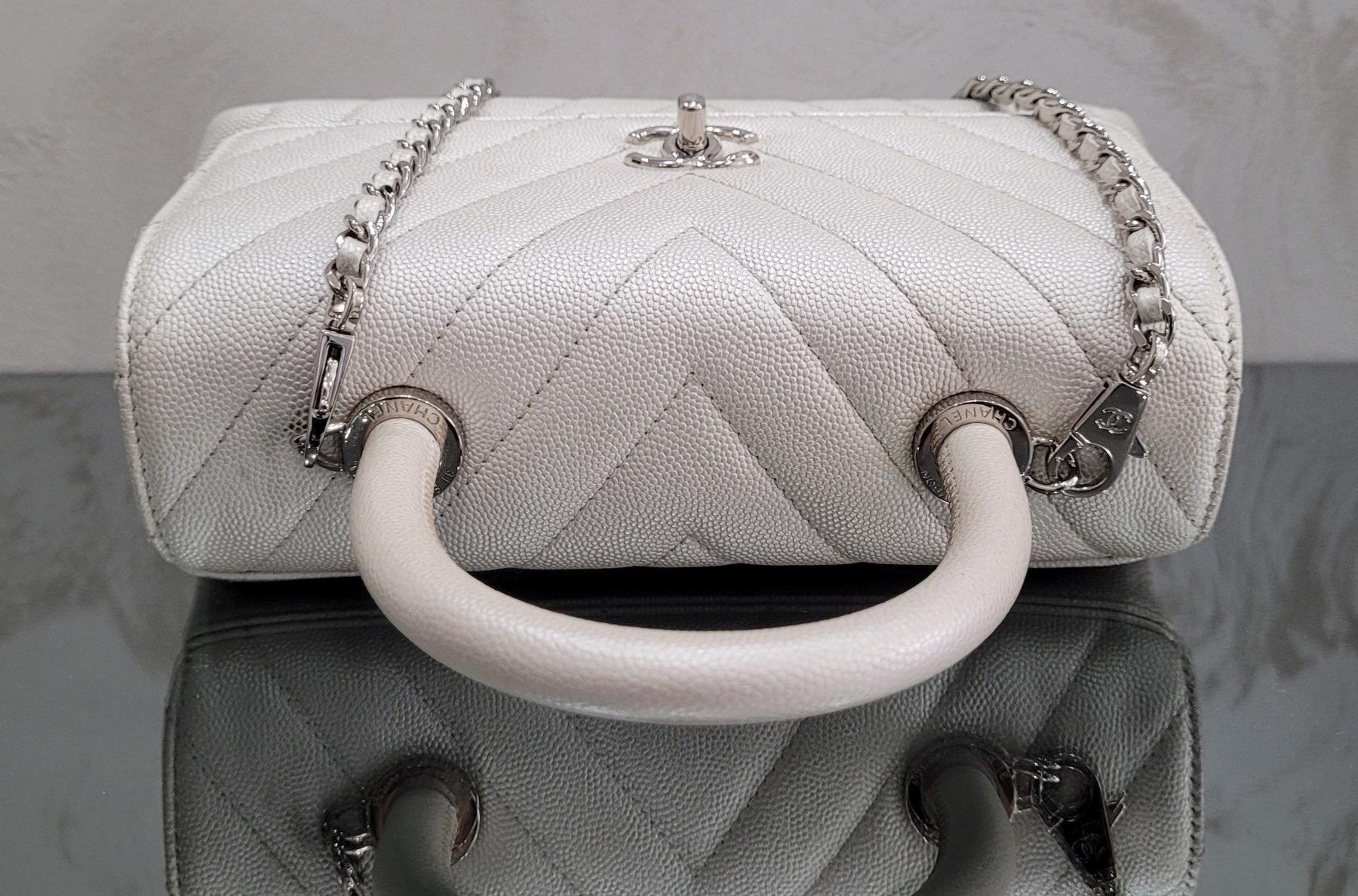Chanel Kleine 24cm Coco Handle in Chevron gesteppte perlenweiße Kaviar-Tasche (Grau) im Angebot