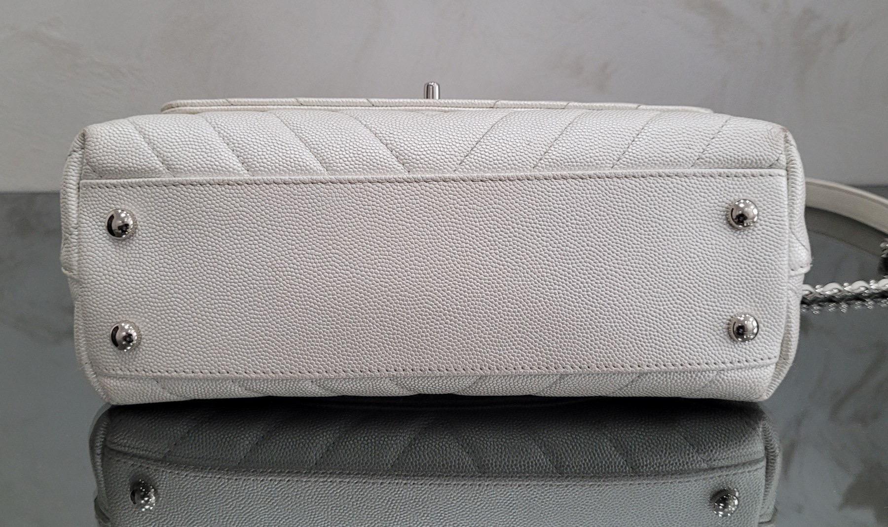 Chanel Kleine 24cm Coco Handle in Chevron gesteppte perlenweiße Kaviar-Tasche im Zustand „Gut“ im Angebot in Krakow, PL