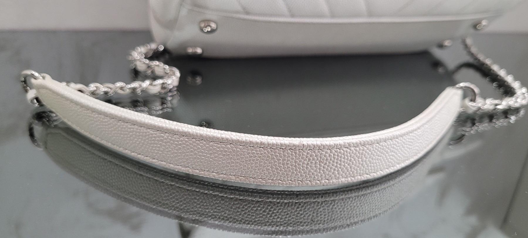 Chanel Kleine 24cm Coco Handle in Chevron gesteppte perlenweiße Kaviar-Tasche Damen im Angebot
