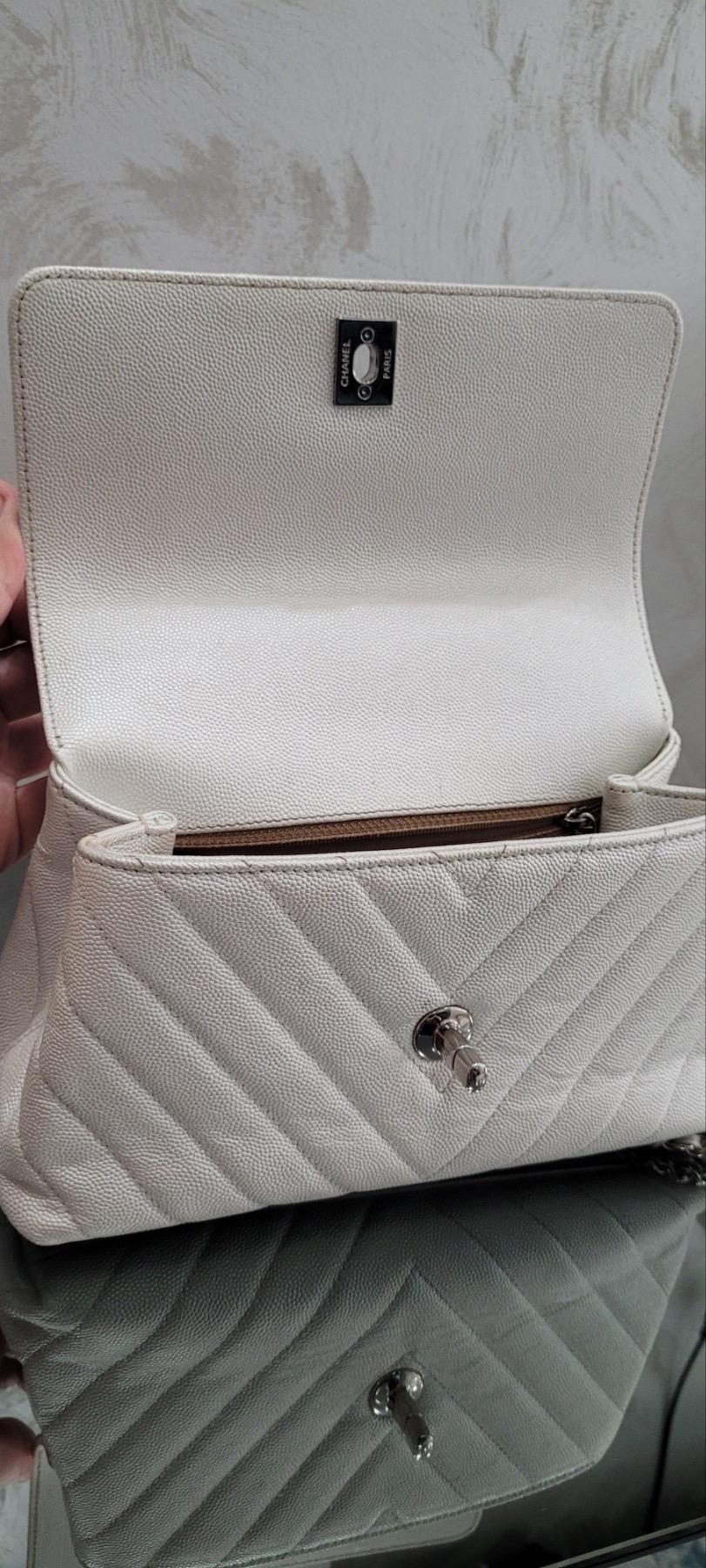 Chanel Kleine 24cm Coco Handle in Chevron gesteppte perlenweiße Kaviar-Tasche im Angebot 1