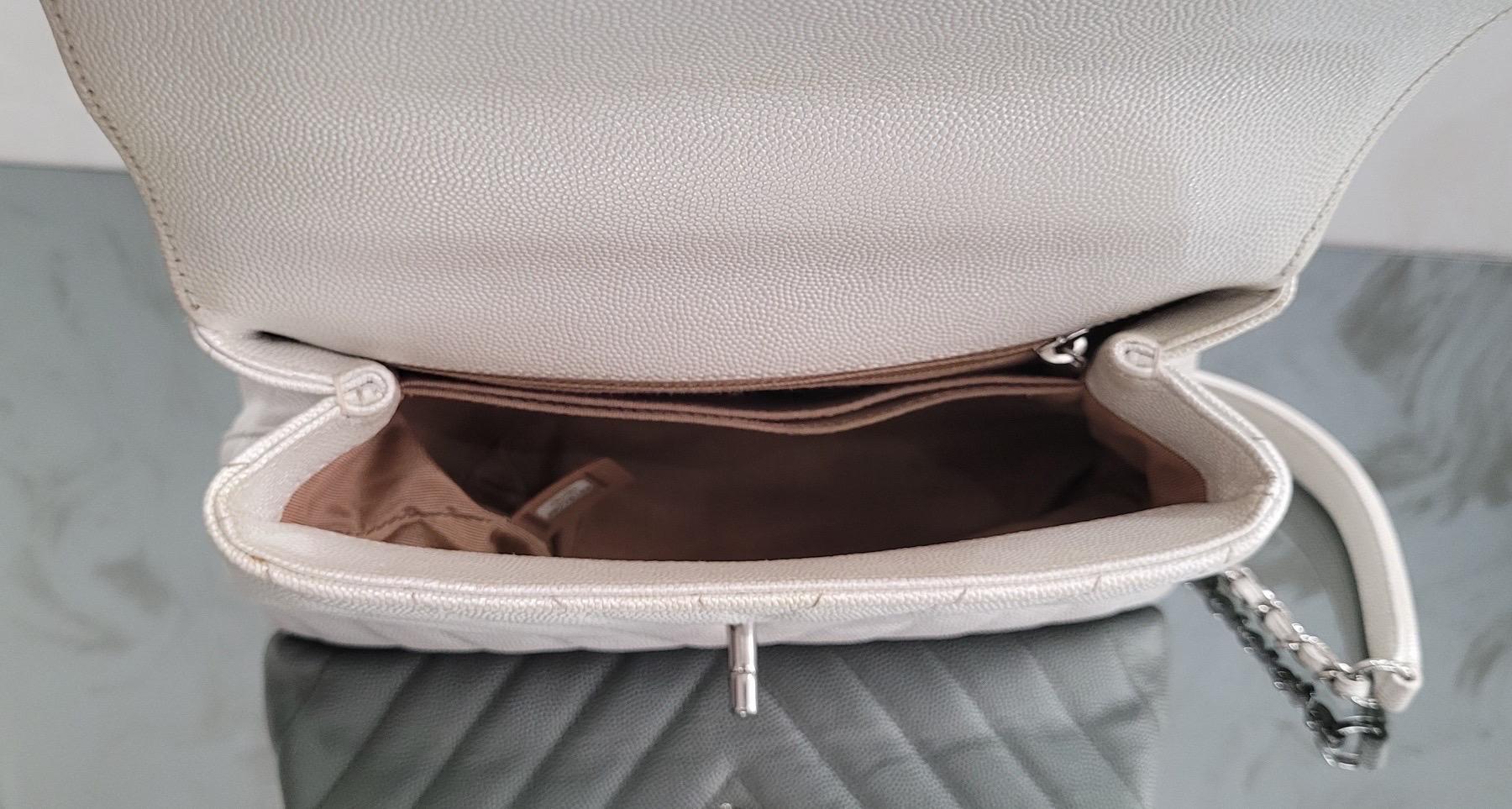 Chanel Kleine 24cm Coco Handle in Chevron gesteppte perlenweiße Kaviar-Tasche im Angebot 3