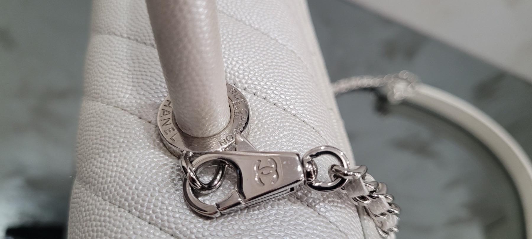 Chanel Kleine 24cm Coco Handle in Chevron gesteppte perlenweiße Kaviar-Tasche im Angebot 4