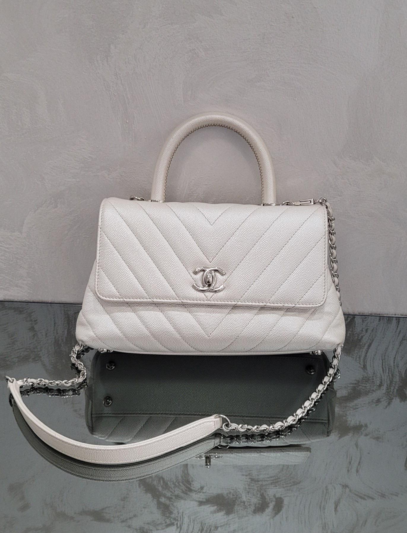 Chanel Kleine 24cm Coco Handle in Chevron gesteppte perlenweiße Kaviar-Tasche im Angebot 5