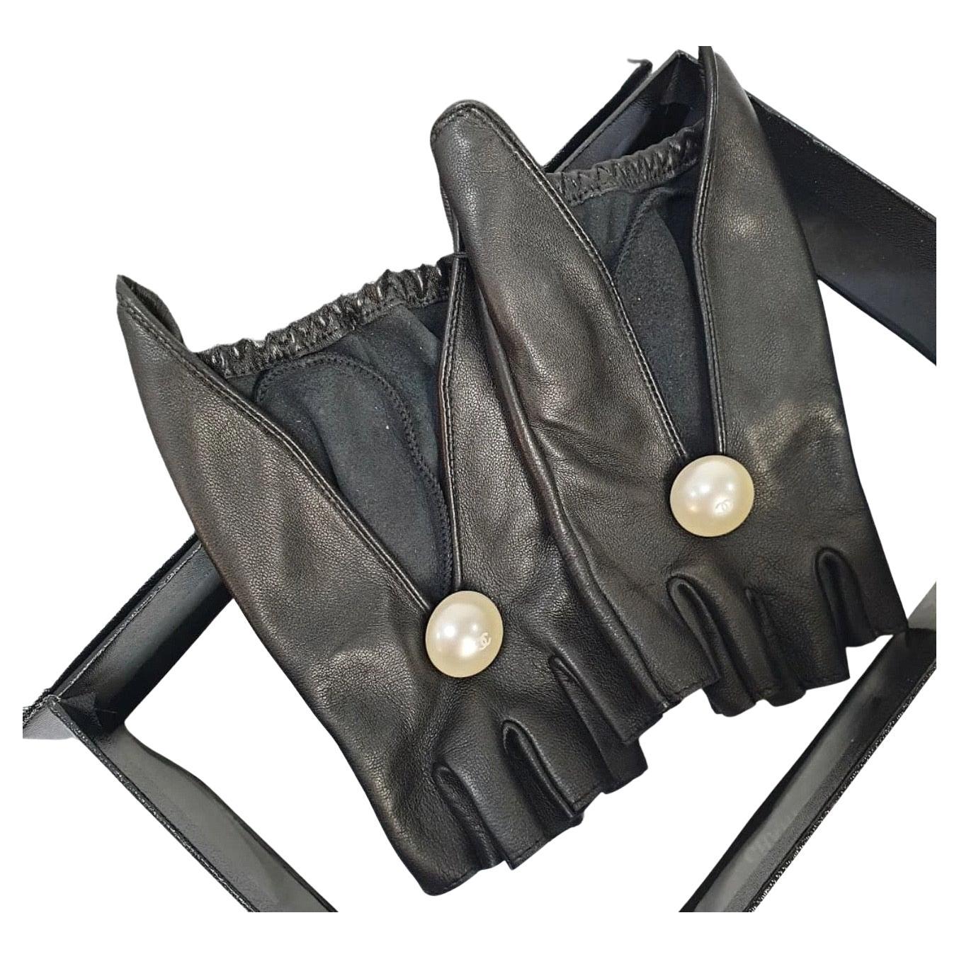 NWOT Chanel Schwarz Lammfell Leder Faux Pearl Fingerlose Handschuhe Sz. 7
