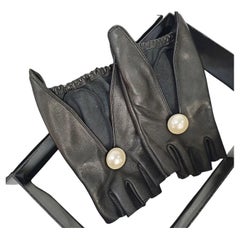 NWOT Chanel Schwarz Lammfell Leder Faux Pearl Fingerlose Handschuhe Sz. 7