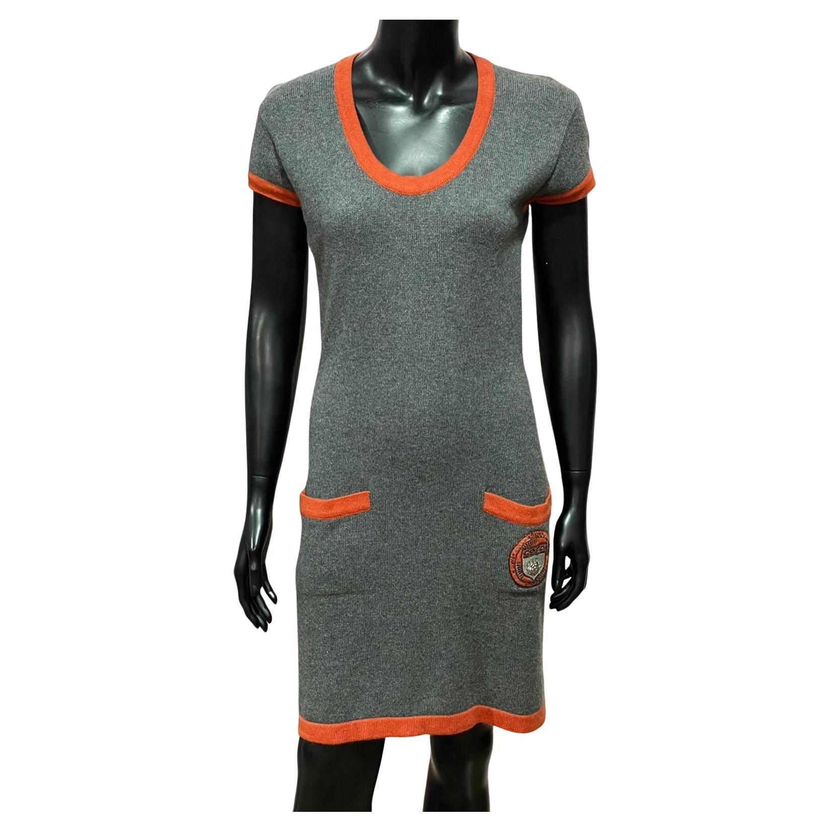CHANEL 07A Kaschmir Grau Orange COCO Logo Abzeichen Strickkleid Sz.44 im Angebot