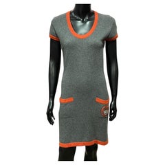 CHANEL 07A Kaschmir Grau Orange COCO Logo Abzeichen Strickkleid Sz.44
