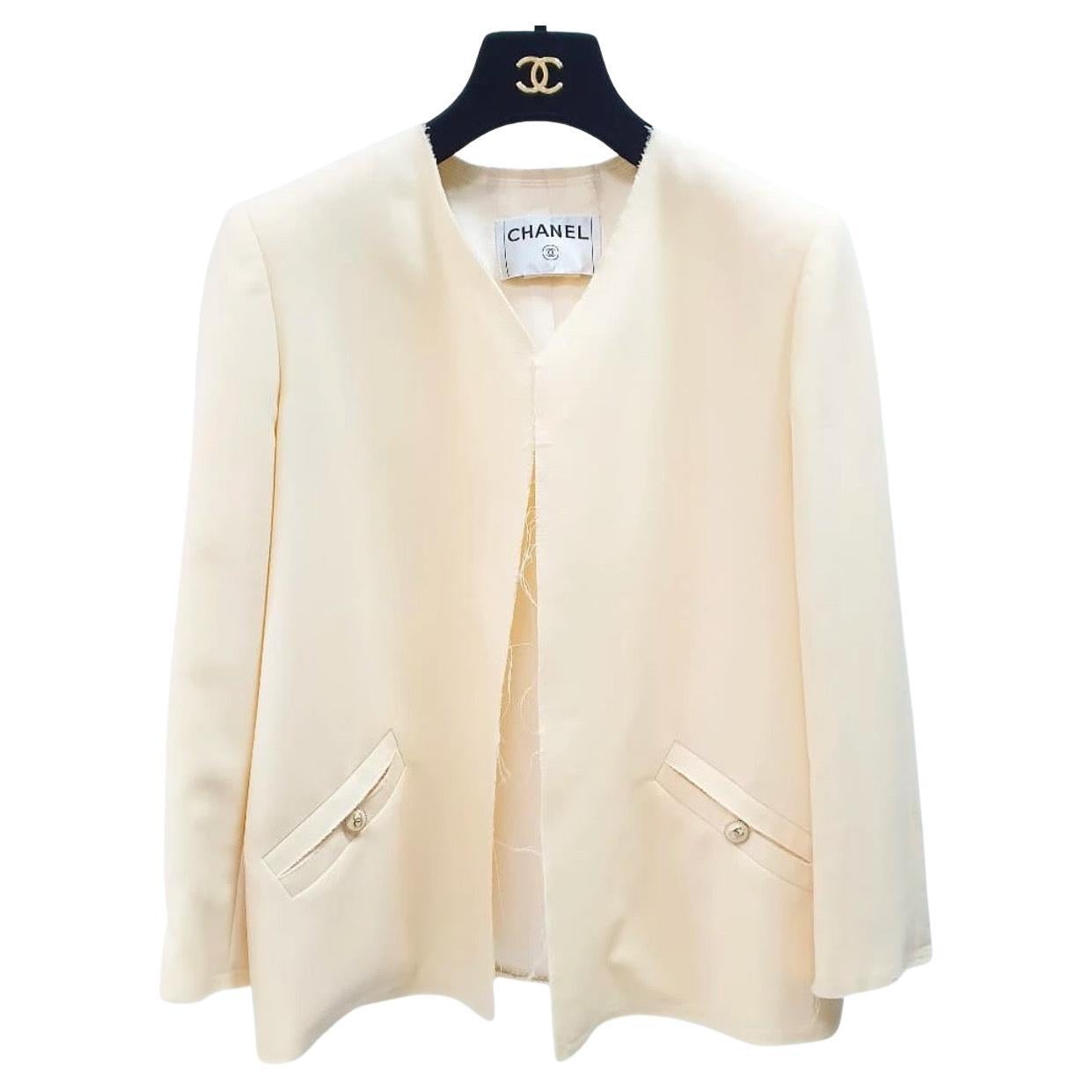 Chanel 07P ECRU RAW TRIM CC LOGO BUTTON JACKET BLAZER Sz.42 in vendita