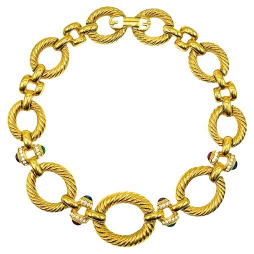 Collar vintage Givenchy de oro y cristal con cabujones de zafiro, esmeralda y rubí en venta