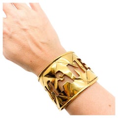 Vintage Chanel LAGERFELD Cut Out  C H A N E L.  Manchette de déclaration 1980