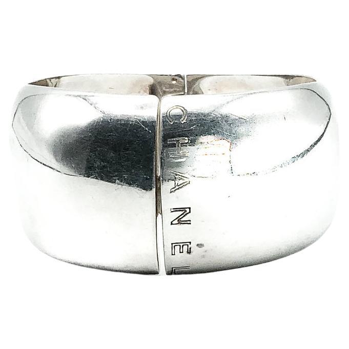 Uno splendido bracciale d'argento vintage di Chanel. Grande e audace, realizzato con una grande quantità di argento massiccio. Rifinito con la scritta CHANEL sul bordo anteriore. In ottime condizioni vintage, firmato e timbrato con marchio francese