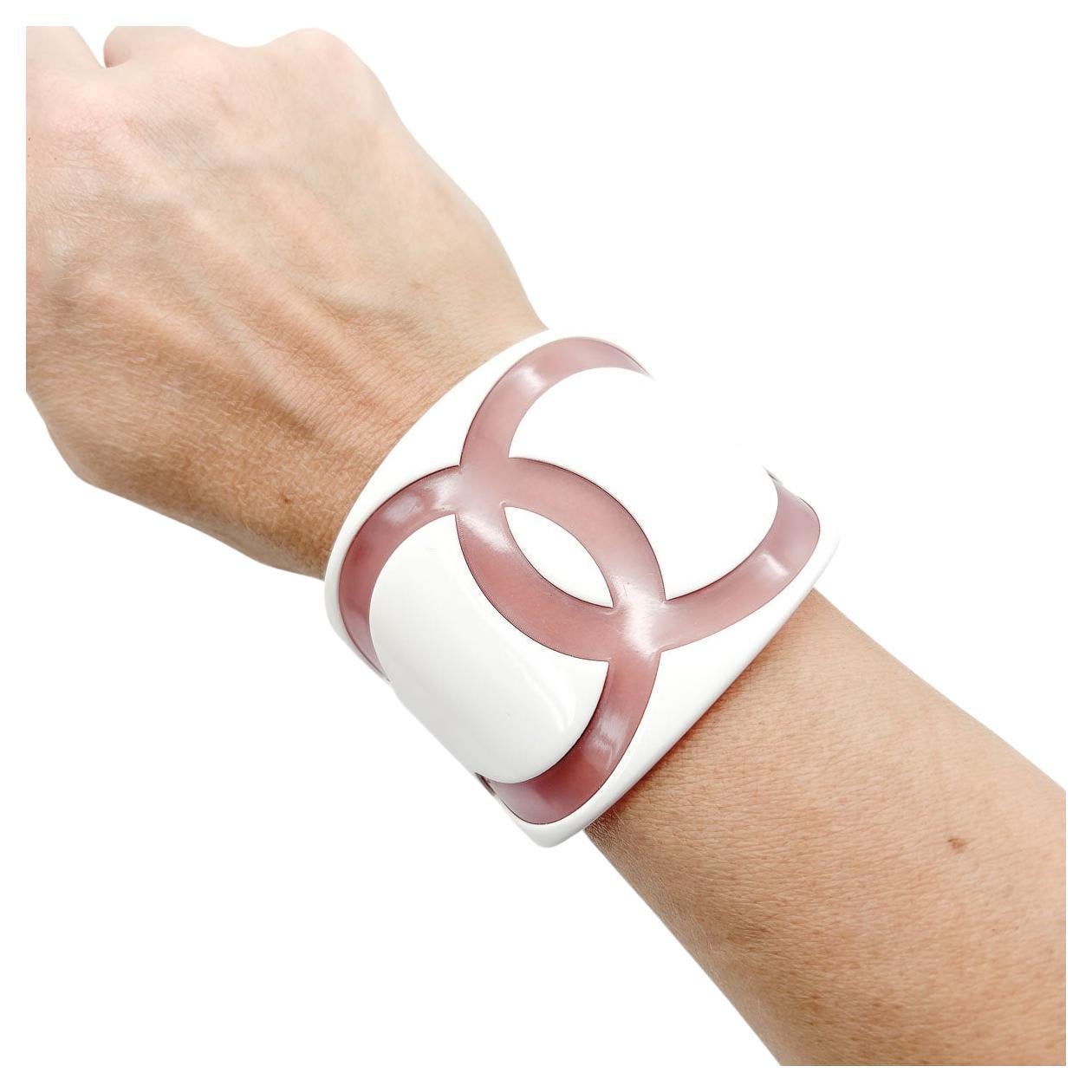 Vintage Chanel Rosa Cut Out Polsino Oversize CC 2001