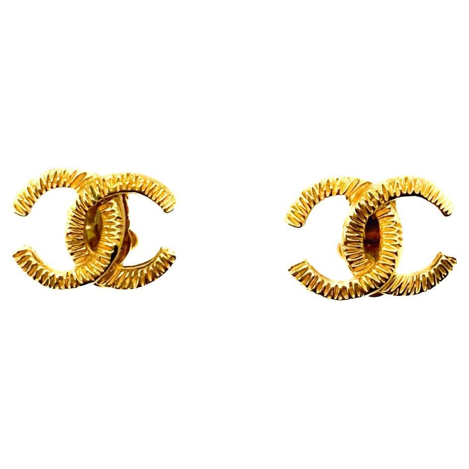 Orecchini vintage con logo Chanel CC Cut Out 1991