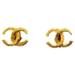 Boucles d'oreilles vintage Chanel CC Logo découpé 1991