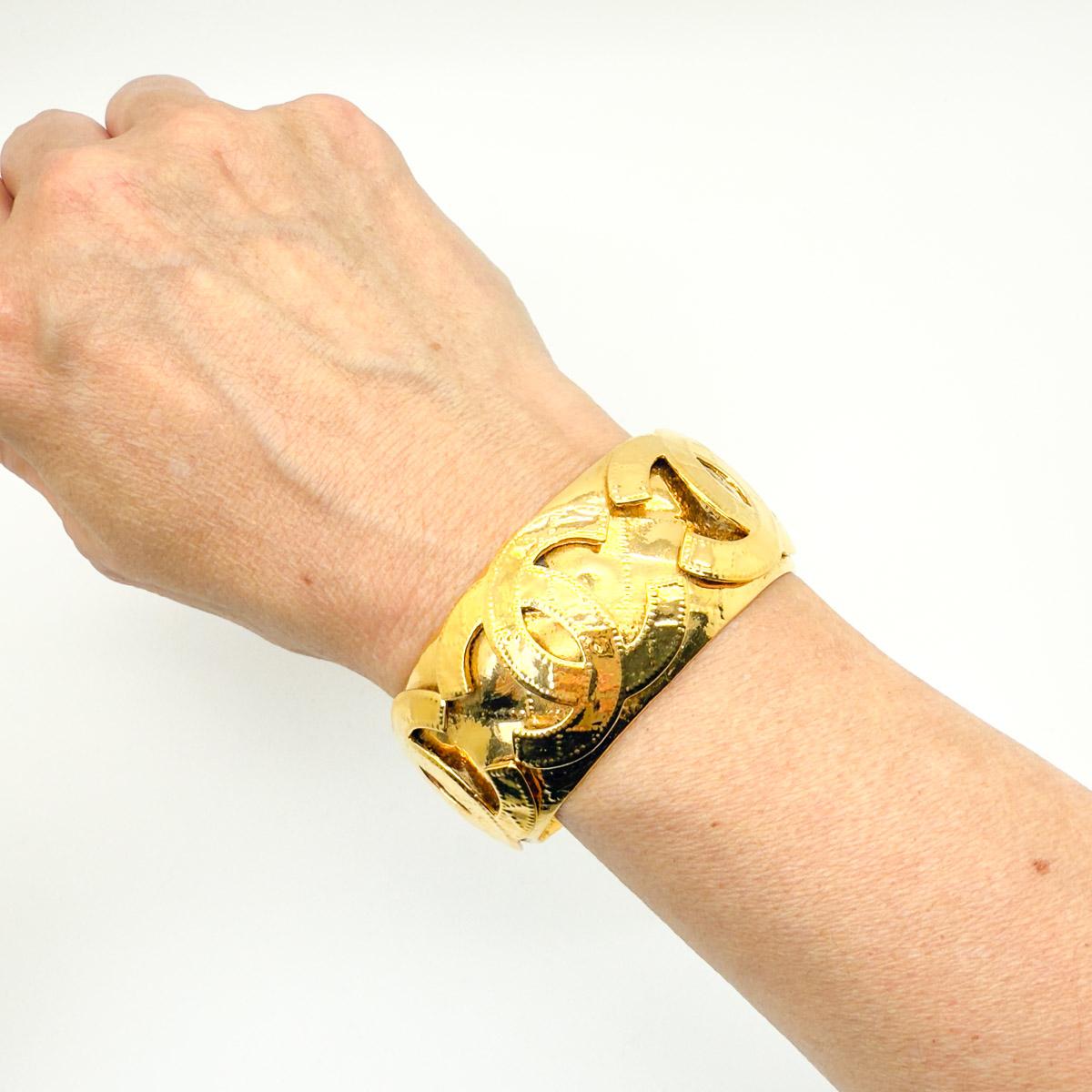 Un mégawatt Vintage Chanel CC Logo Cuff dans un état exceptionnel. Une pièce de la Collectional du printemps 1994 et du règne iconique de Lagerfeld et Castellane, sans oublier les super-modèles désormais légendaires de l'époque. Il arbore le motif