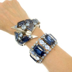 Bracciale a polsino vintage con cristalli di zaffiro dal taglio fantasia placcato in rodio, anni '50